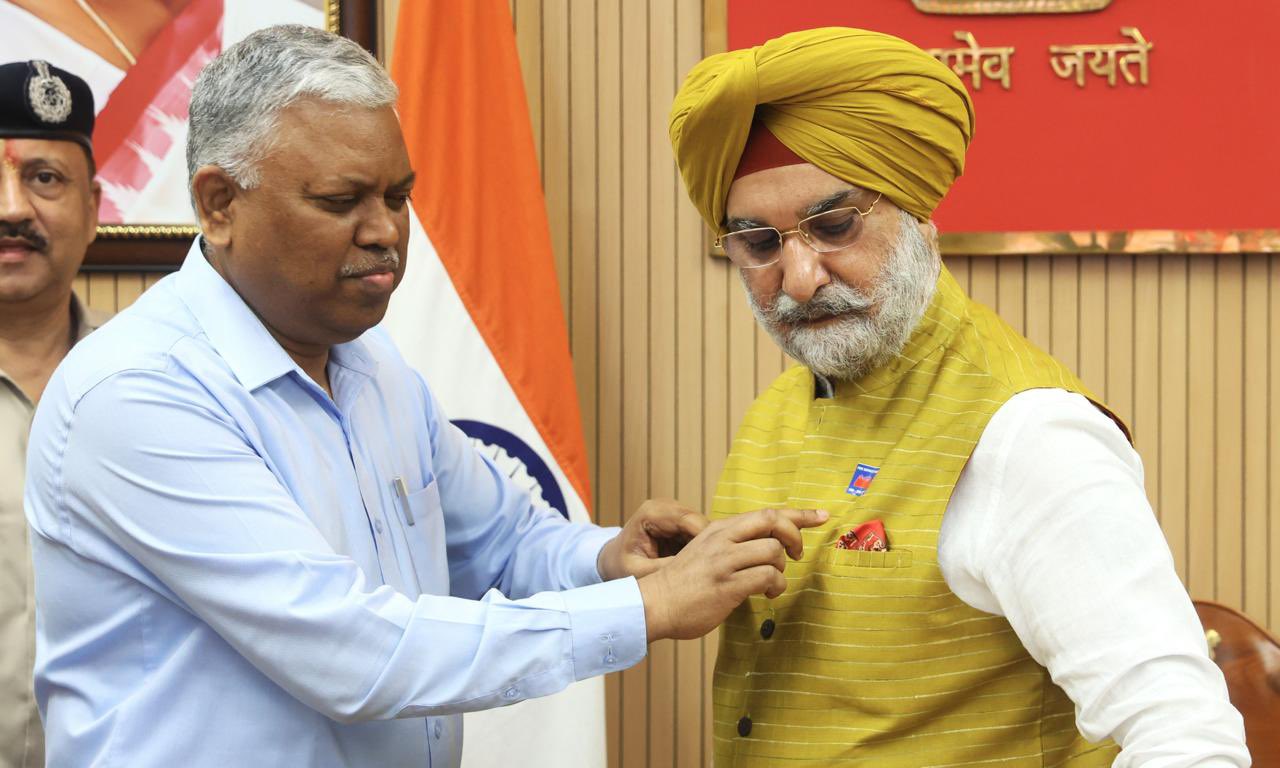 Hon’ble Lt. Governor being pinned up the Flag by the officers of the Delhi Fire Service on Fire Service Week.