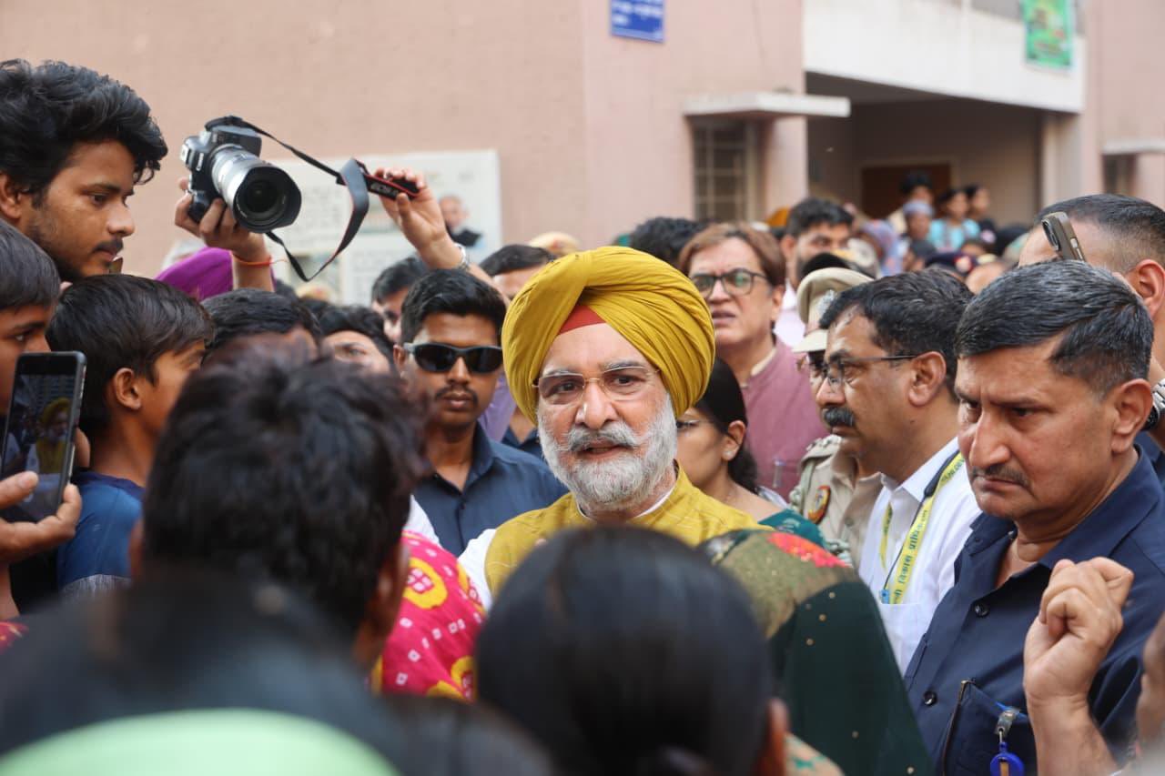 Hon’ble Lt. Governor visited DDA’s Swabhiman Apartments in Jailorwala Bagh, Ashok Vihar.