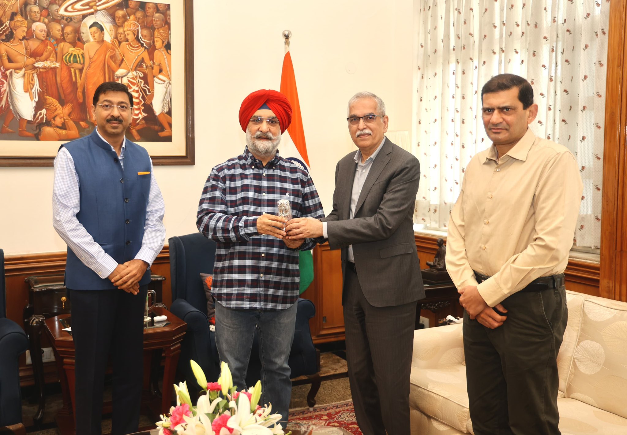 Dr. Ashutosh Raghuvanshi, MD & CEO of Fortis Healthcare called on Hon’ble Lt. Governor.