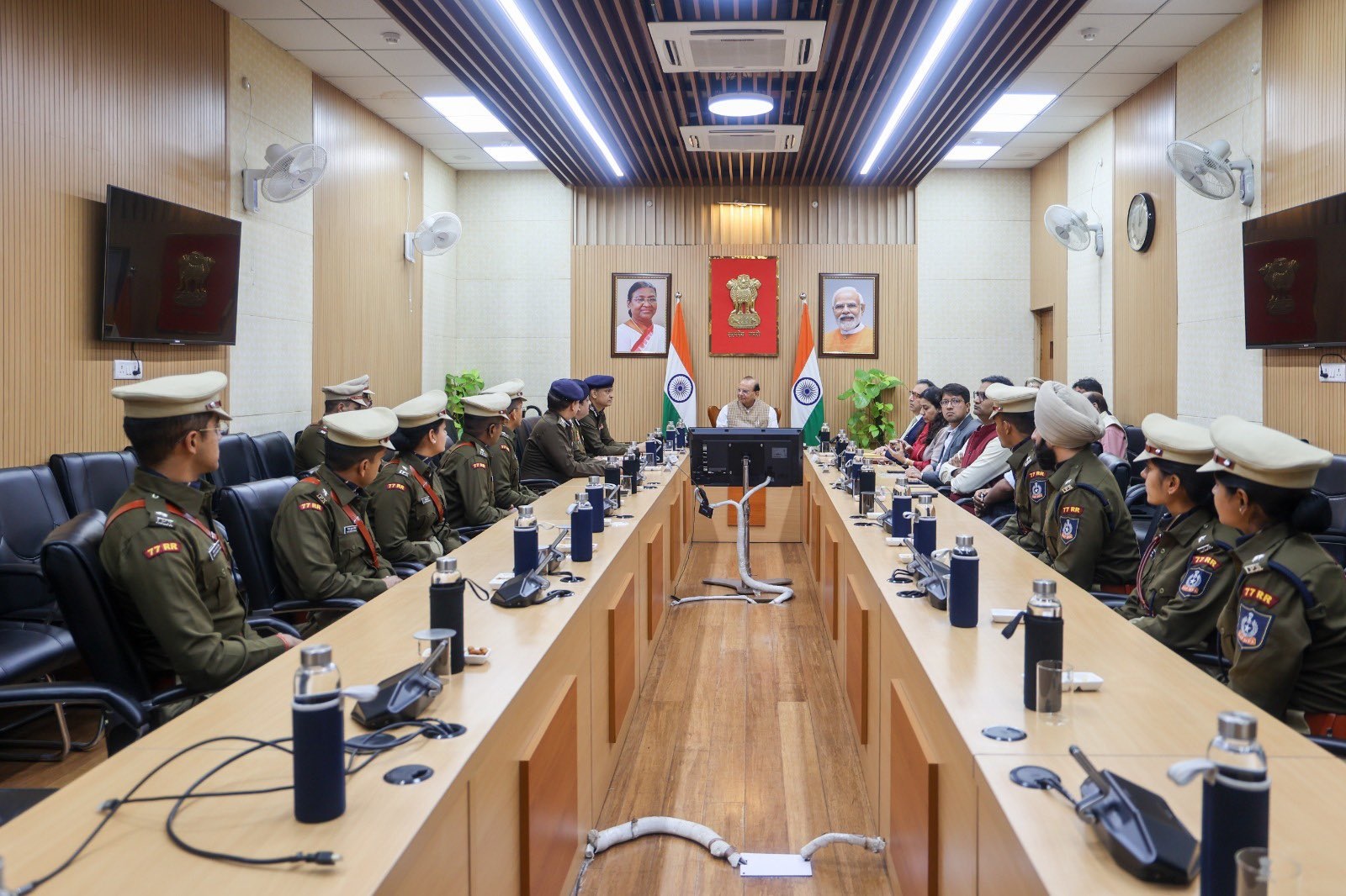 Hon’ble Lt. Governor interacted with young and energetic IPS probationers of the 2023 & 2024 batch.