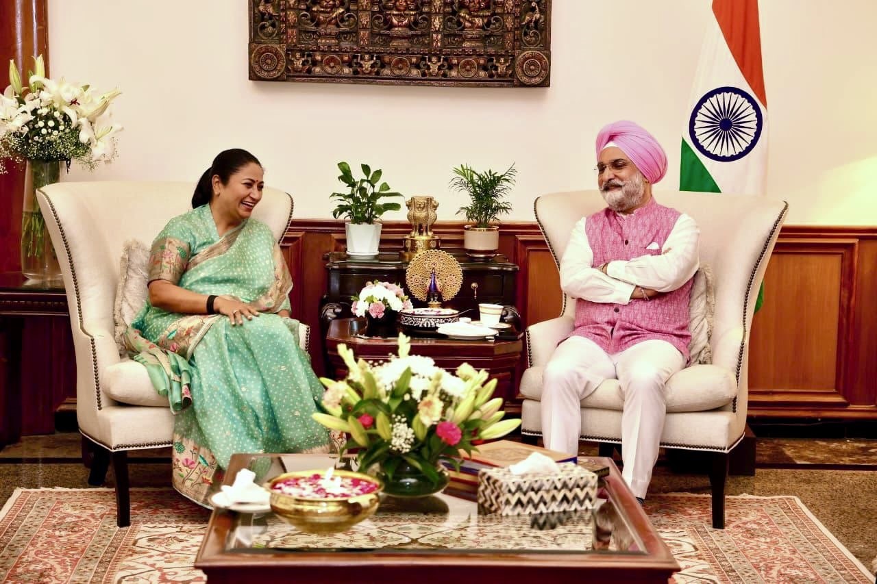 Hon’ble Lt. Governor hosted Hon'ble Chief Minister, Smt. Rekha Gupta and all members of the Delhi Cabinet, along…