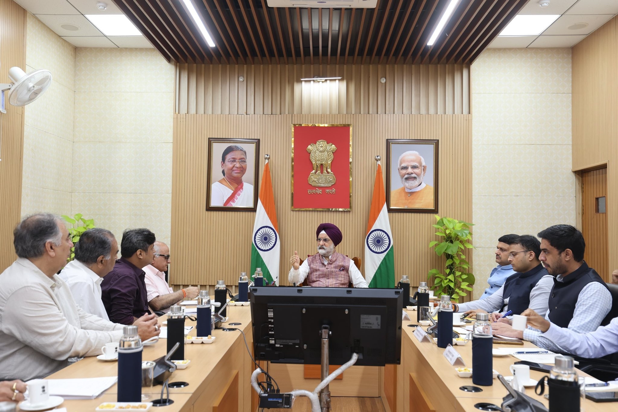Hon’ble Lt. Governor interacted with representatives of market and traders’ associations from across Delhi.