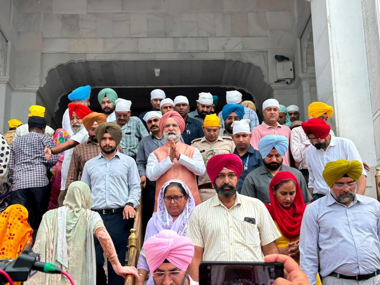 माननीय उपराज्यपाल ने सचखंड श्री हरमंदिर साहिब, अमृतसर में मत्था टेका।