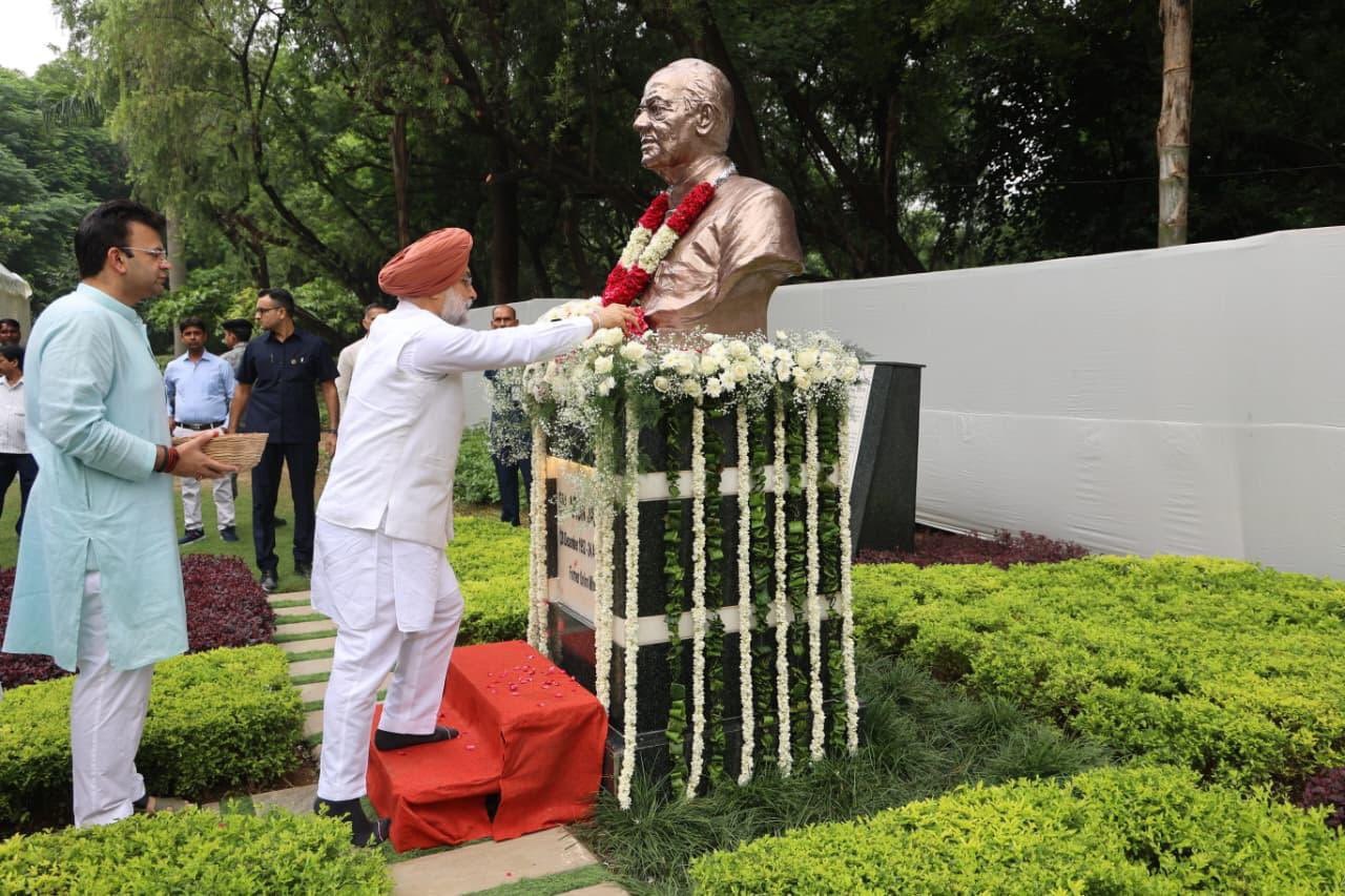 Hon’ble Lt. Governor paid tributes to Shri Arun Jaitley Ji on his 7th Punya Tithi at Shri Arun Jaitley Park, Siri Fort…