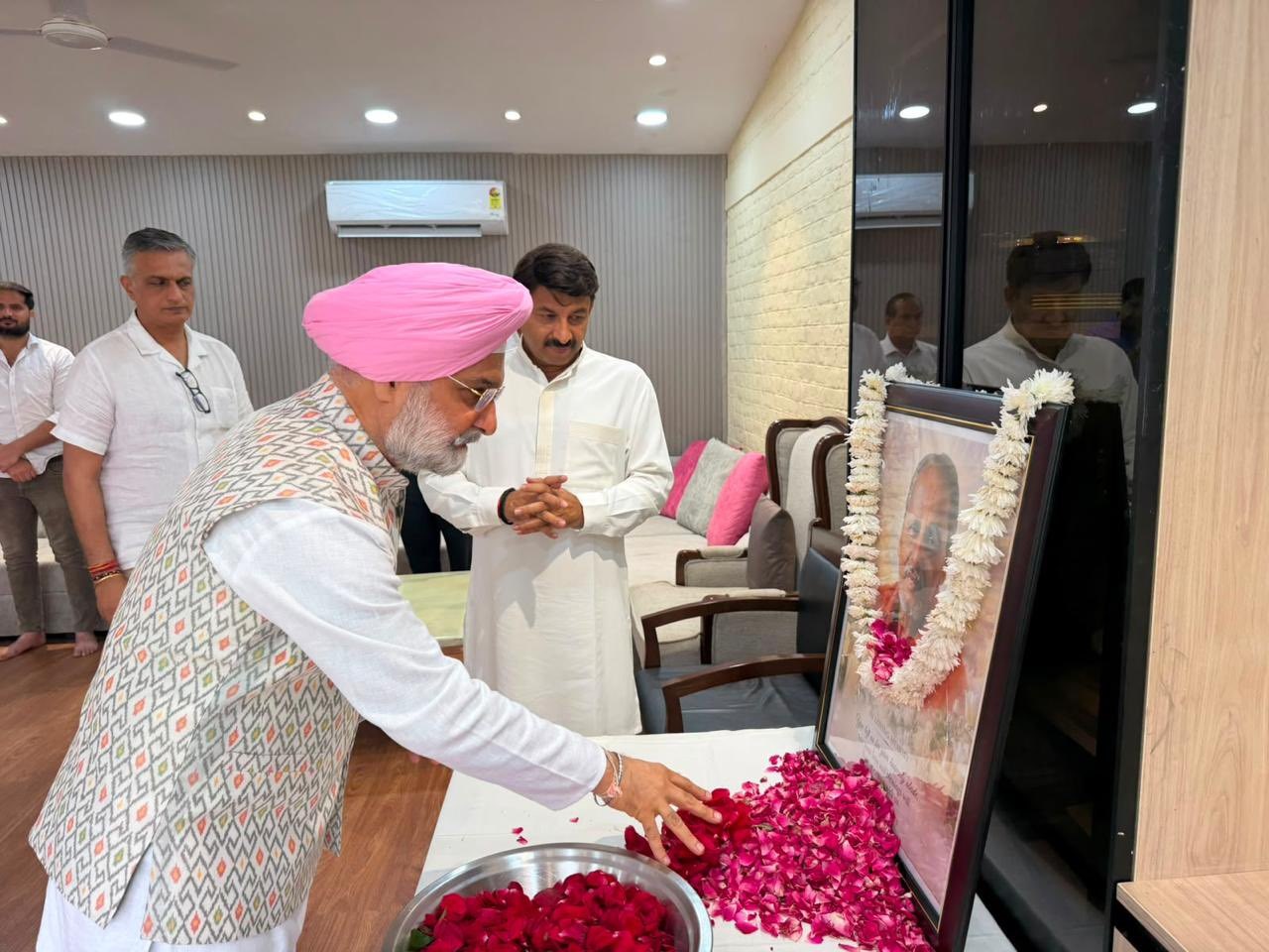 Hon’ble Lt. Governor visited the residence of Hon’ble MP Shri Manoj Tiwari to convey his deepest condolences on the…