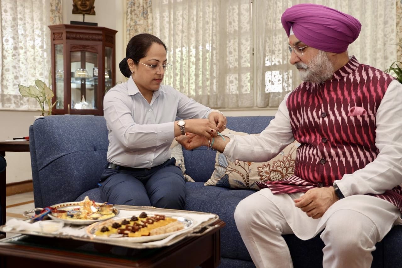 Women from security team of Lok Niwas tied Rakhi to Honble Lt. Governor. 