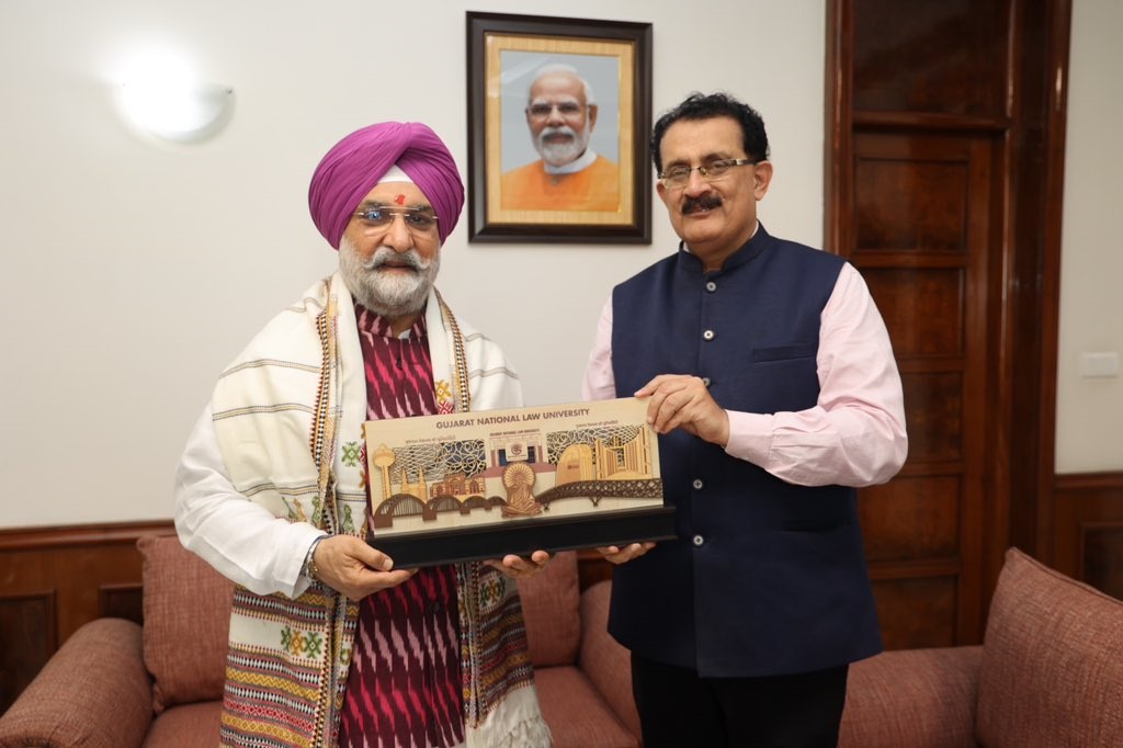 Dr. Nitin Malik, Registrar, Gujarat National Law University called on Hon’ble Lt. Governor.