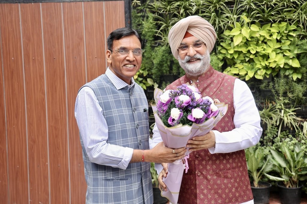 Hon’ble Lt. Governor called on Hon'ble Union Minister Dr. Mansukh Mandaviya.