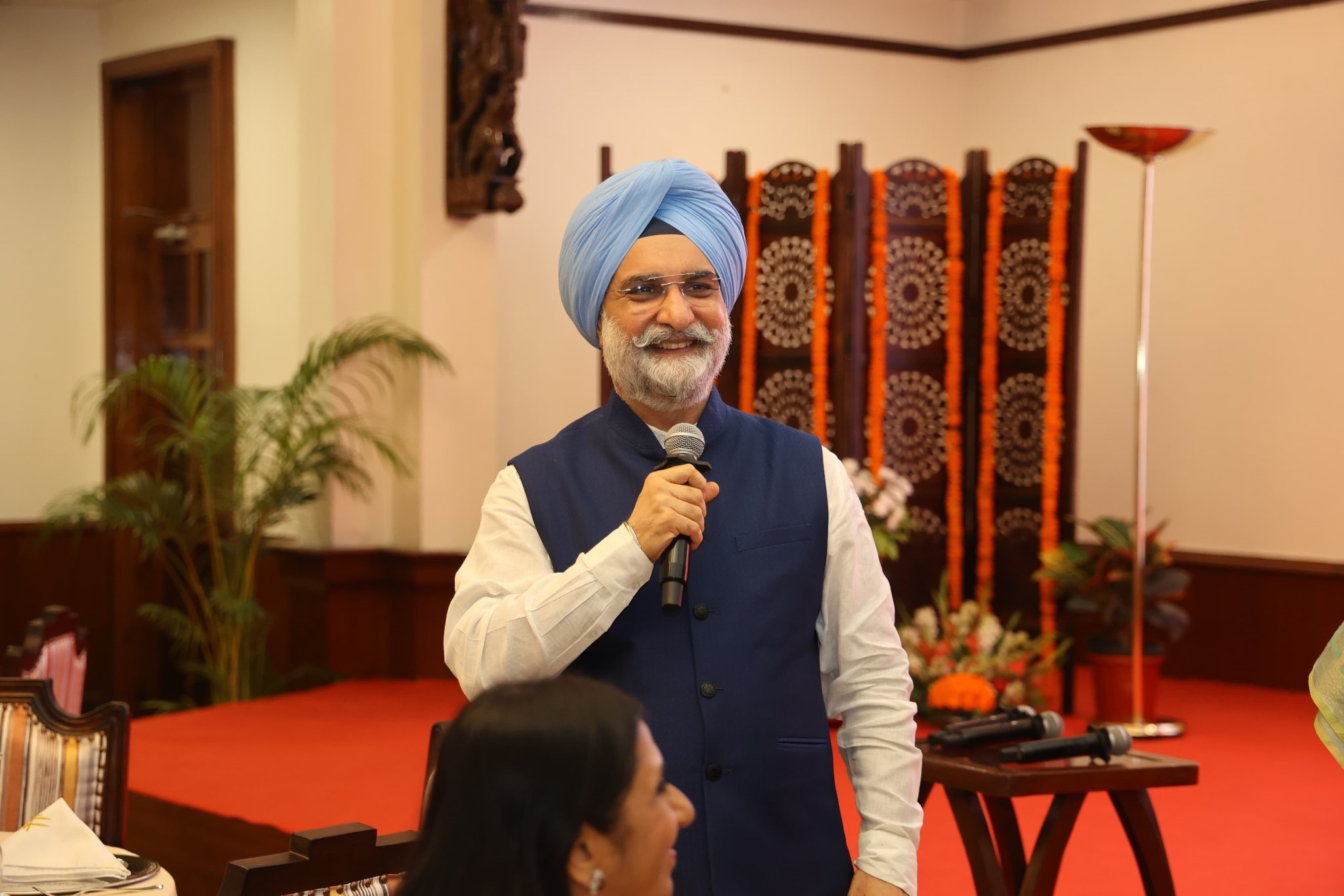 Hon'ble Lt. Governor interacted with a group of distinguished Indian professionals at Lok Niwas.