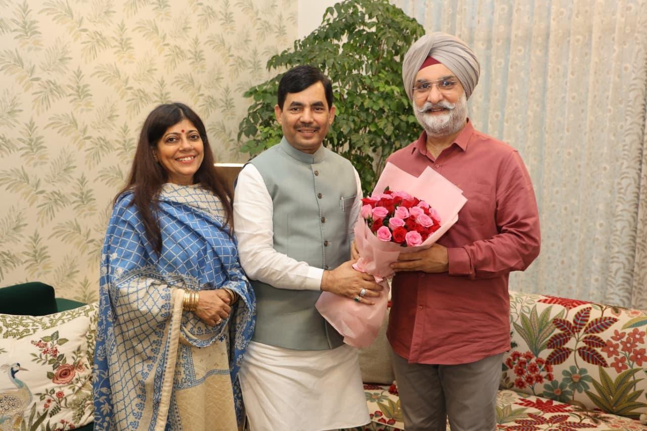 Shri Syed Shahnawaz Hussain, Former Union Minister, along with Smt. Renu Hussain, called on Hon'ble Lt. Governor.