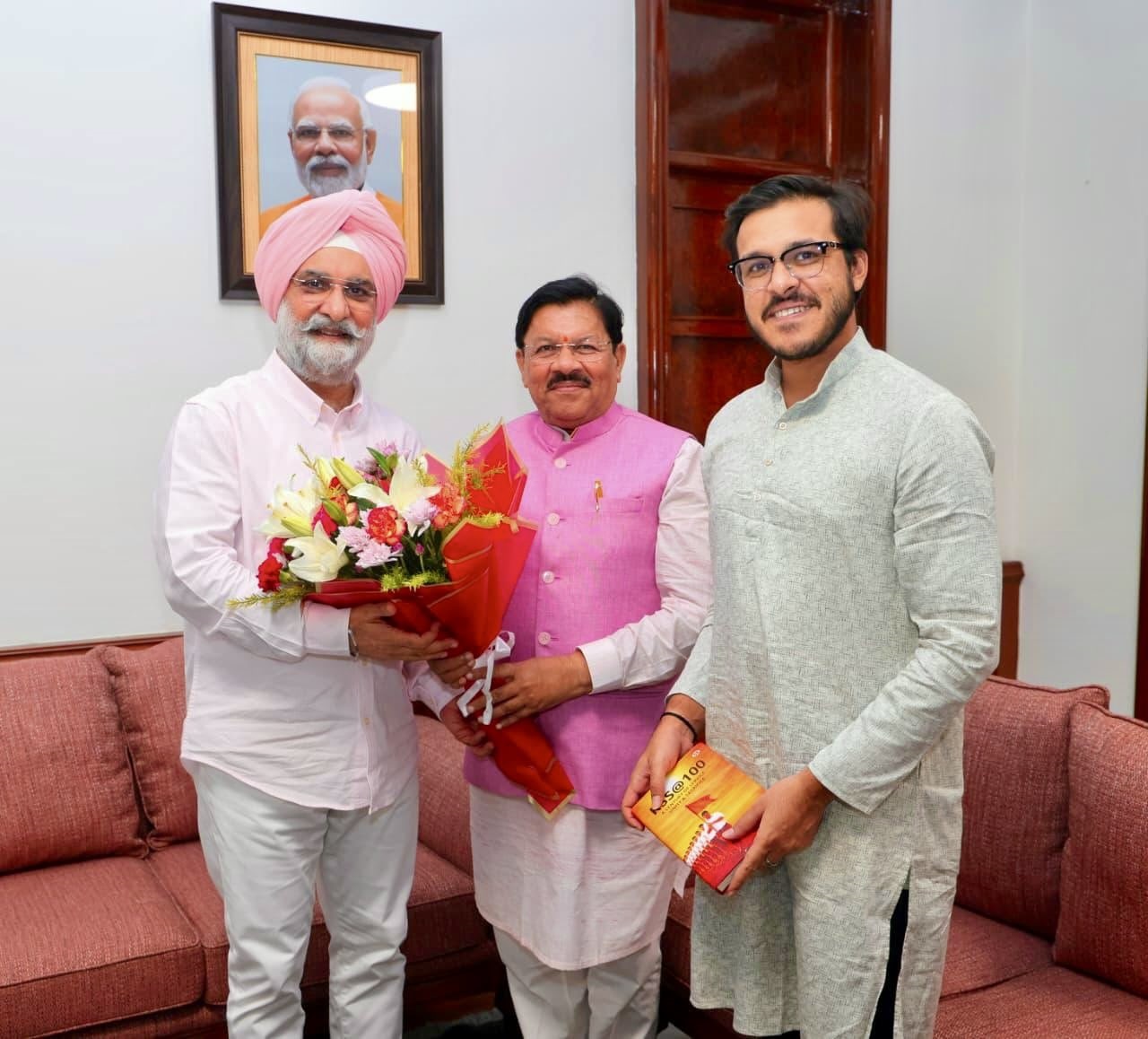 लेखक और BJP के पूर्व राष्ट्रीय उपाध्यक्ष श्री श्याम जाजू ने श्री संदेश जाजू के साथ माननीय उपराज्यपाल से मुलाकात की।