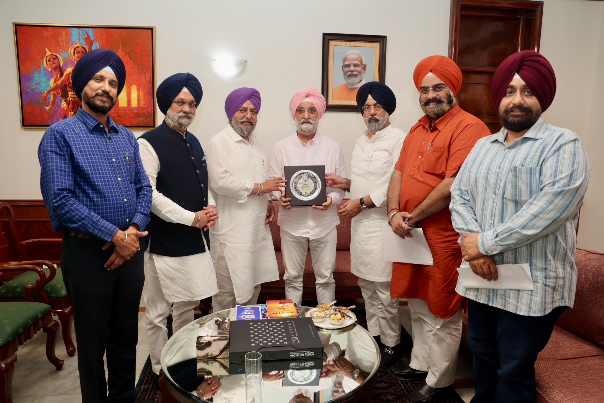 दिल्ली सिख गुरुद्वारा प्रबंधन समिति के अध्यक्ष श्री हरमीत सिंह कालका ने एक प्रतिनिधिमंडल के साथ माननीय उपराज्यपाल से…