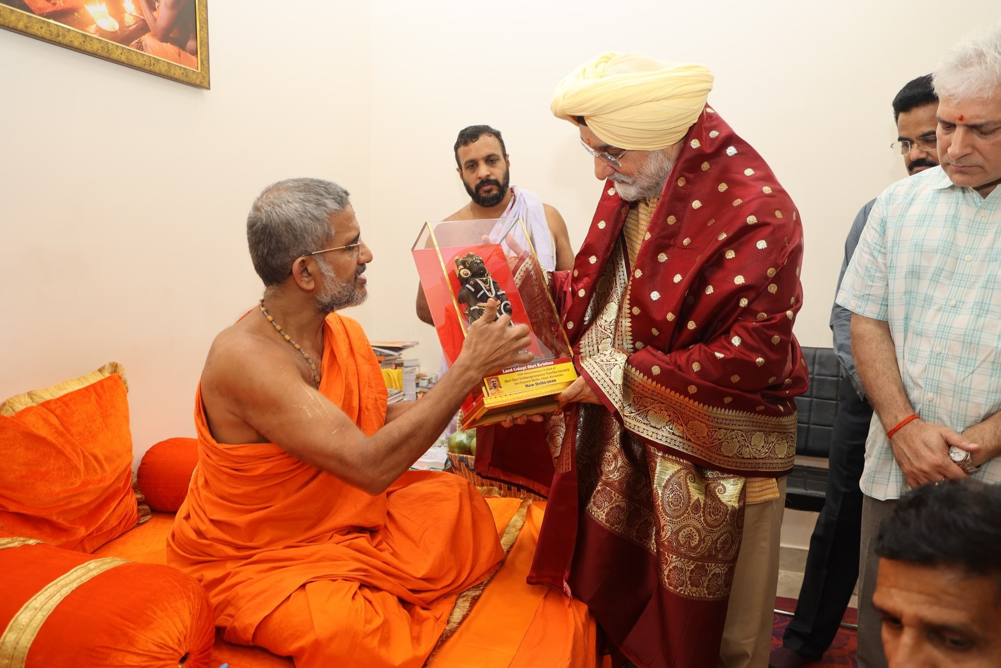 माननीय उपराज्यपाल ने वसंत कुंज में श्री वेदव्यास गुरुकुलम में परम पावन श्री श्री विश्वप्रसन्न तीर्थ स्वामीजी से मुलाकात…