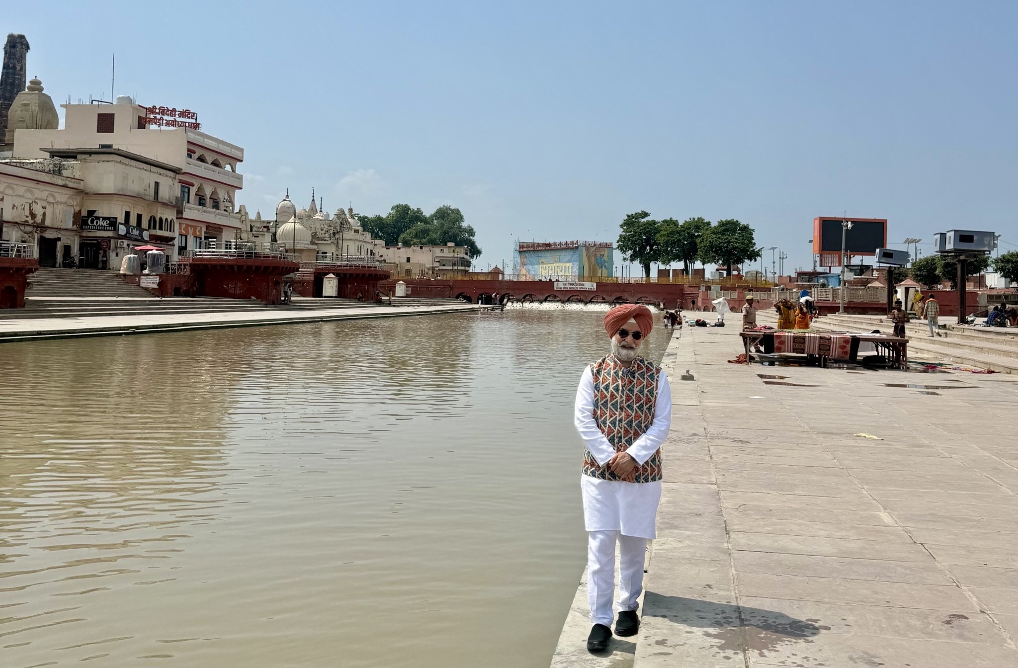 माननीय उपराज्यपाल ने अयोध्या धाम में राम की पैड़ी पर मां सरयू के पवित्र तट का दौरा किया।