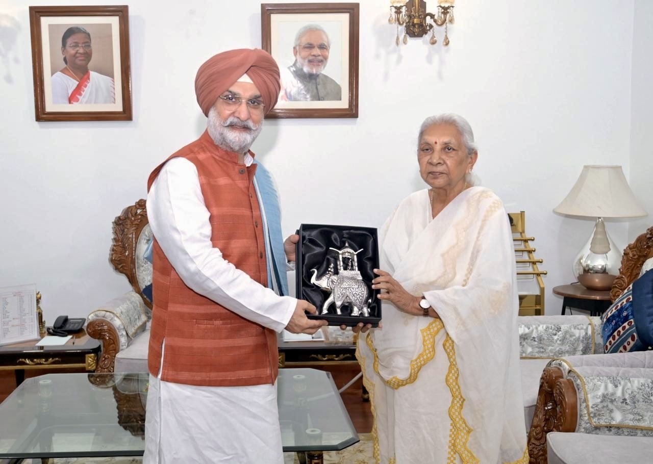 माननीय उपराज्यपाल ने लखनऊ के जन भवन में उत्तर प्रदेश की माननीय राज्यपाल श्रीमती आनंदीबेन पटेल जी से भेंट की।