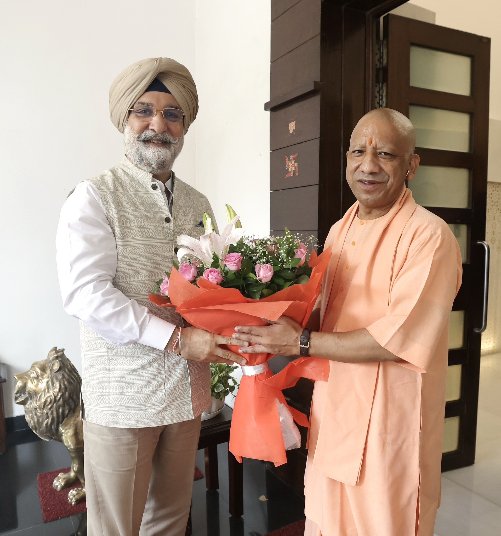 माननीय उपराज्यपाल ने लखनऊ में उत्तर प्रदेश के माननीय मुख्यमंत्री योगी आदित्यनाथ जी से भेंट की।