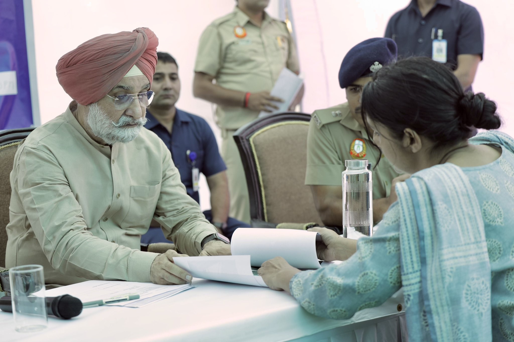 माननीय उपराज्यपाल ने पीएस मौर्य एन्क्लेव में 'थाना दिवस जन-सुनवाई' के दौरान।