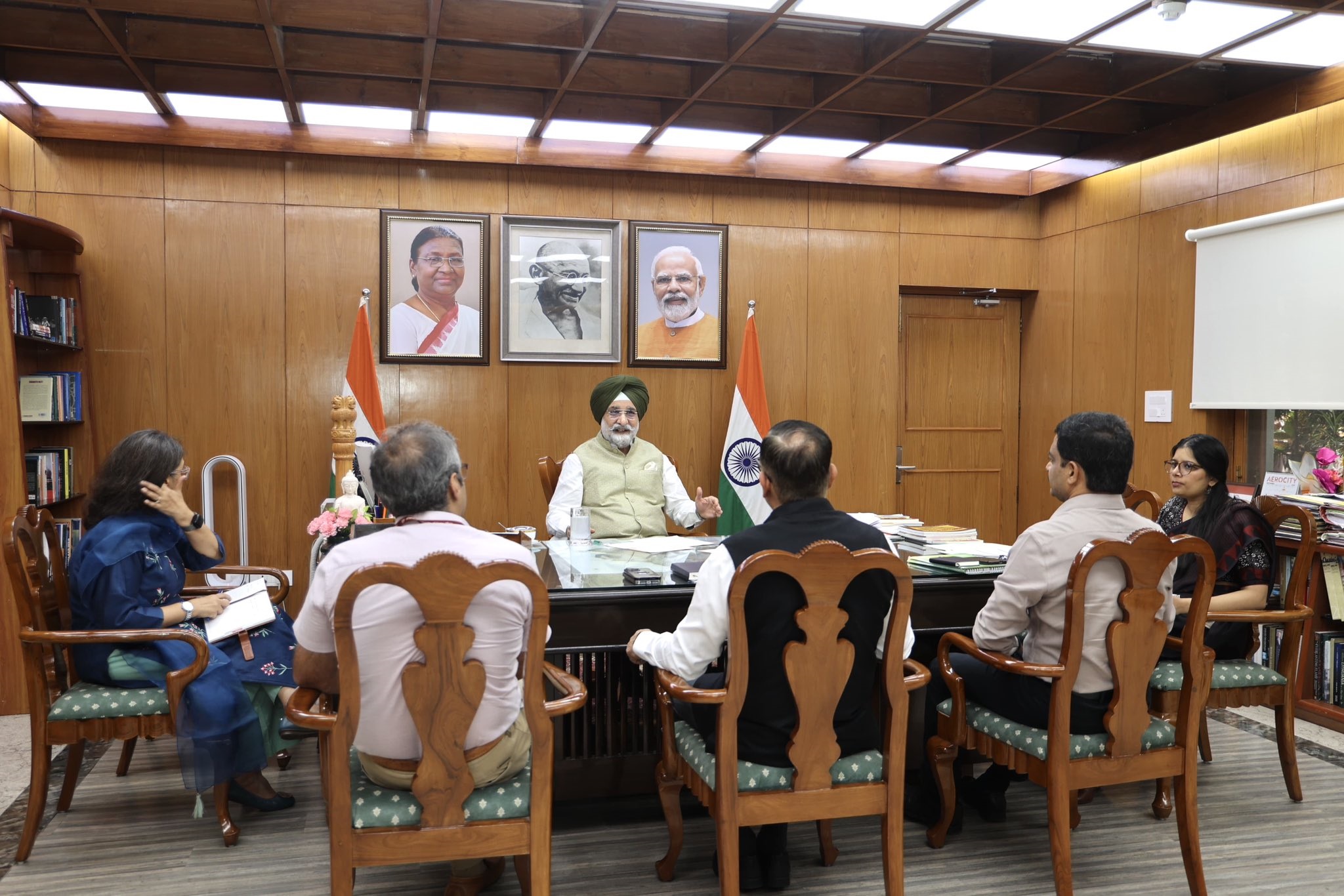 माननीय उपराज्यपाल ने दिल्ली के सभी पार्कों के ऑडिट के संबंध में MCD कमिश्नर, पुलिस कमिश्नर और DDA के वाइस चेयरमैन से…