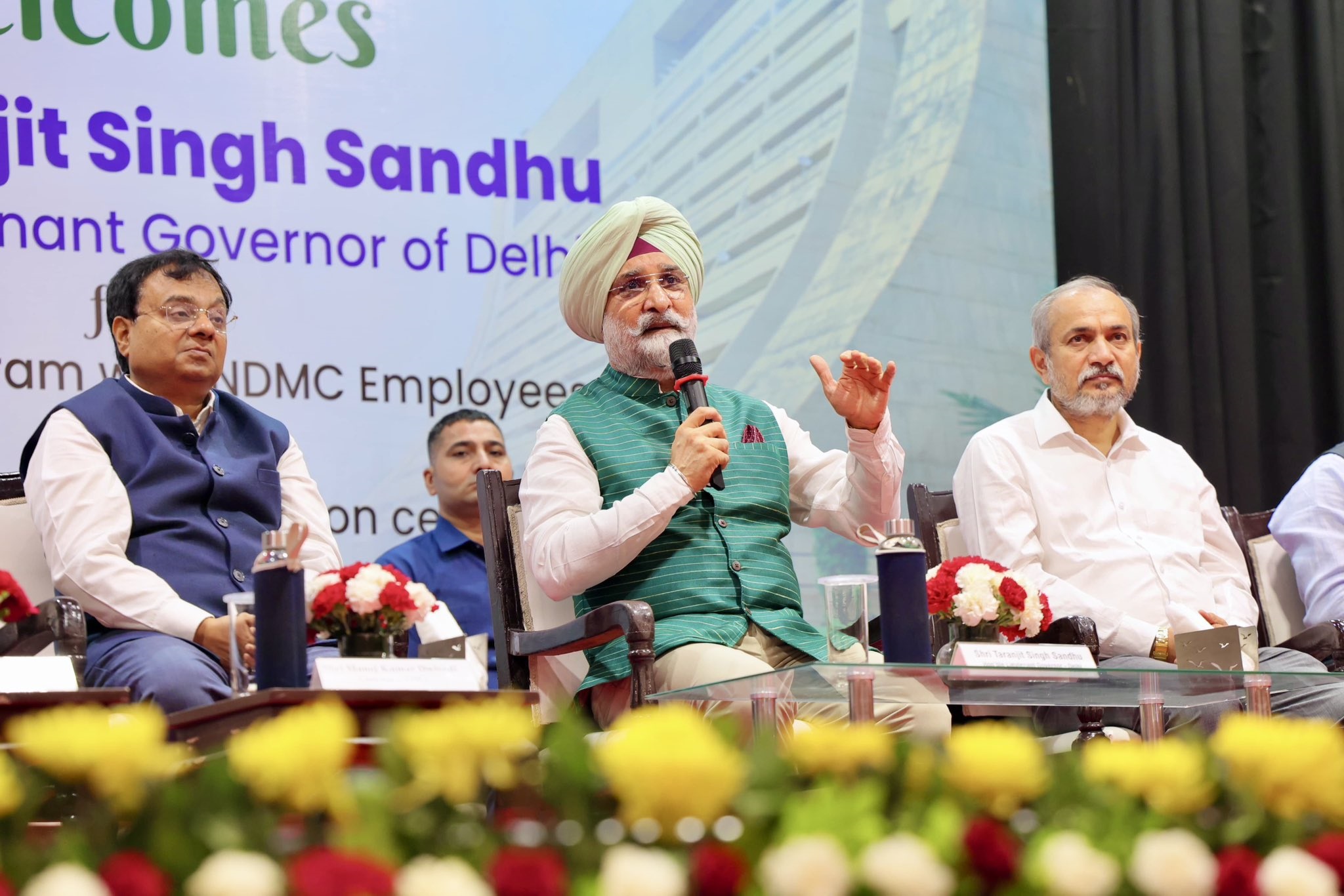 माननीय उपराज्यपाल ने कन्वेंशन सेंटर में NDMC परिवार के साथ बातचीत की।