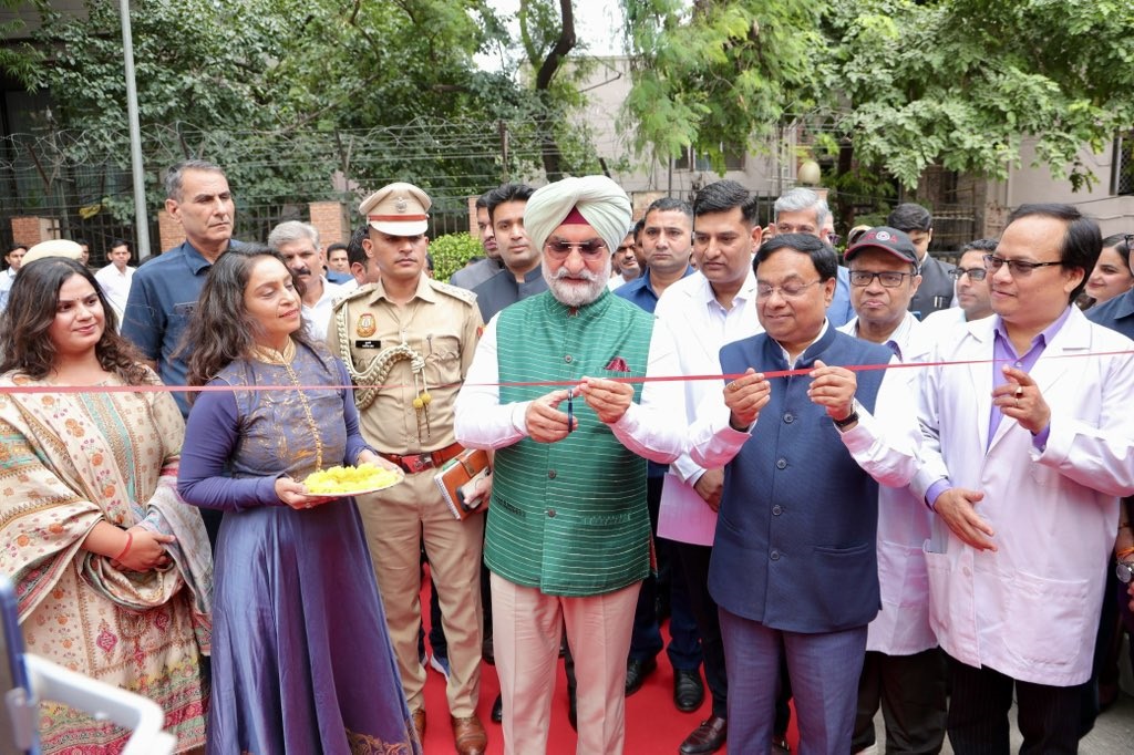 माननीय उपराज्यपाल ने धर्म मार्ग पर दंत स्वास्थ्य जागरूकता शिविर का उद्घाटन किया।