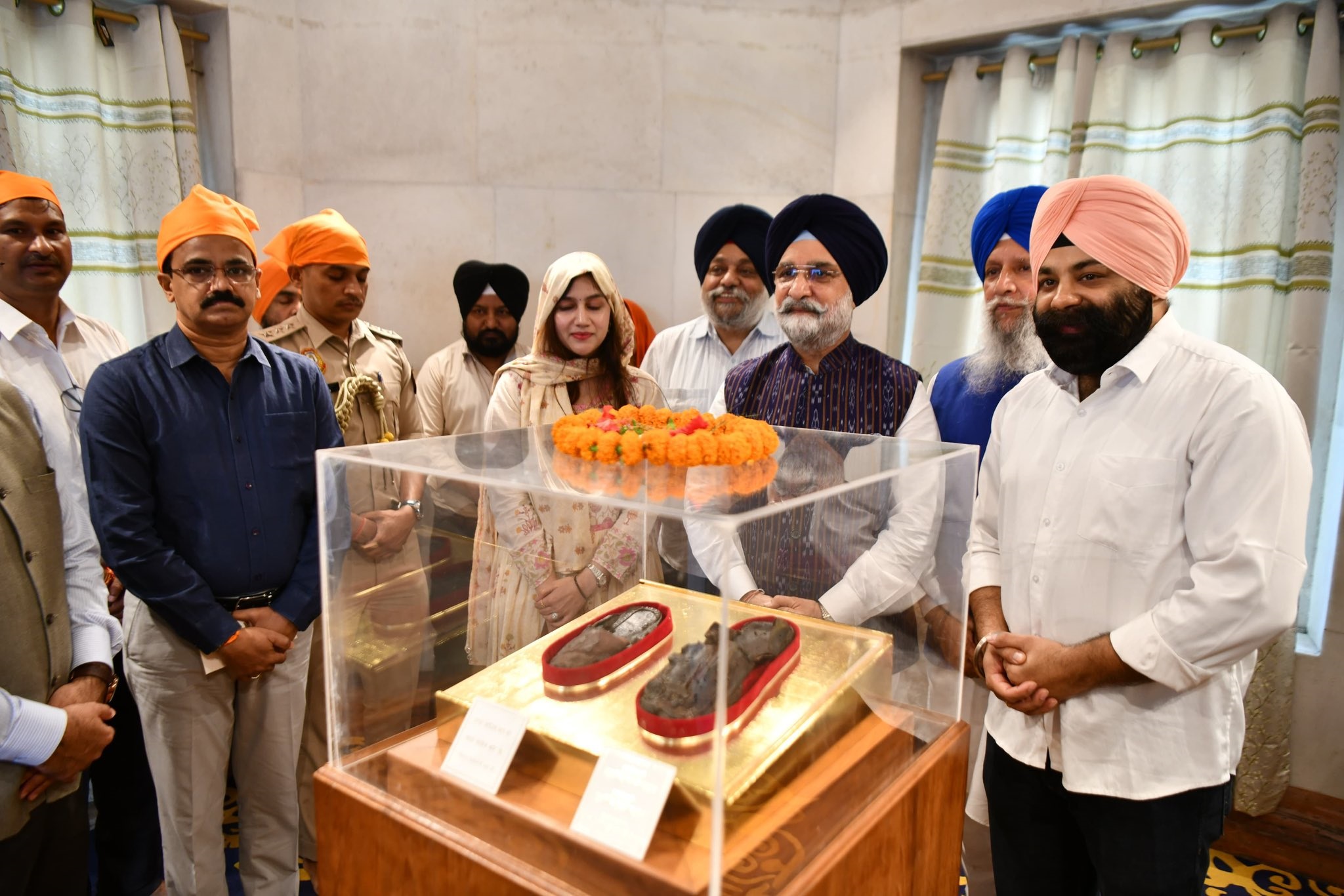 माननीय उपराज्यपाल ने तख्त श्री हरिमंदिर जी पटना साहिब में प्रतिष्ठित पवित्र जोड़ा साहिब - दशमेश पिता श्री गुरु गोबिंद…