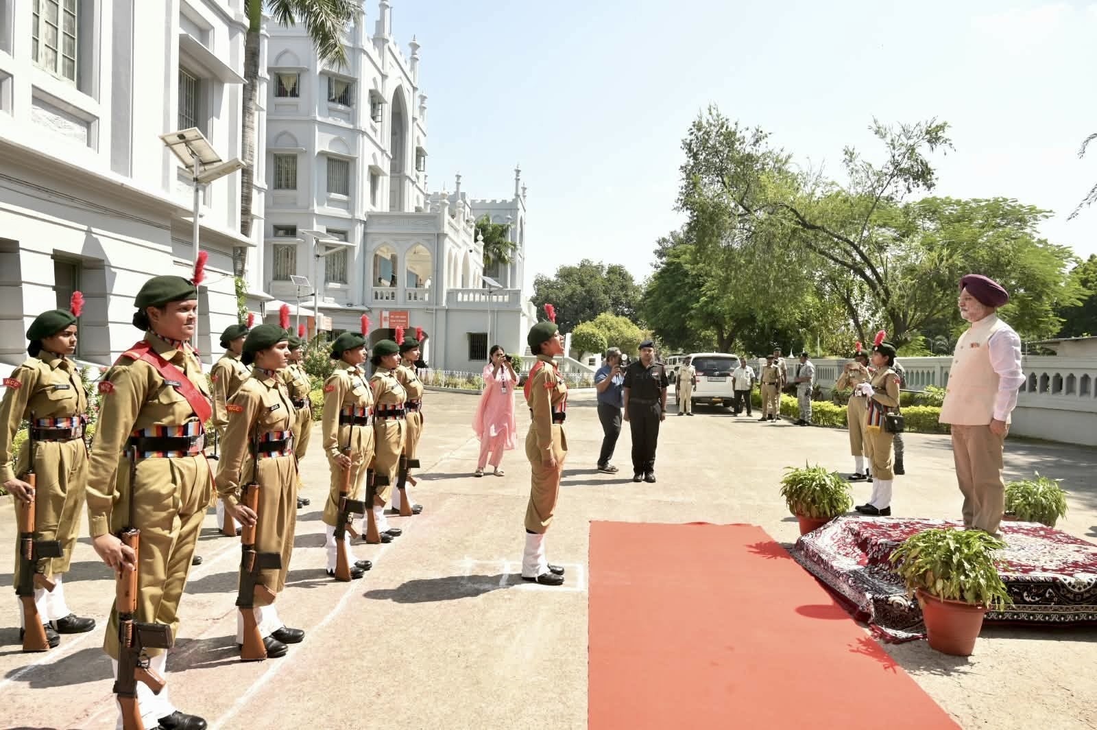 माननीय उपराज्यपाल ने पटना विमेंस कॉलेज की छात्राओं से संवाद किया।