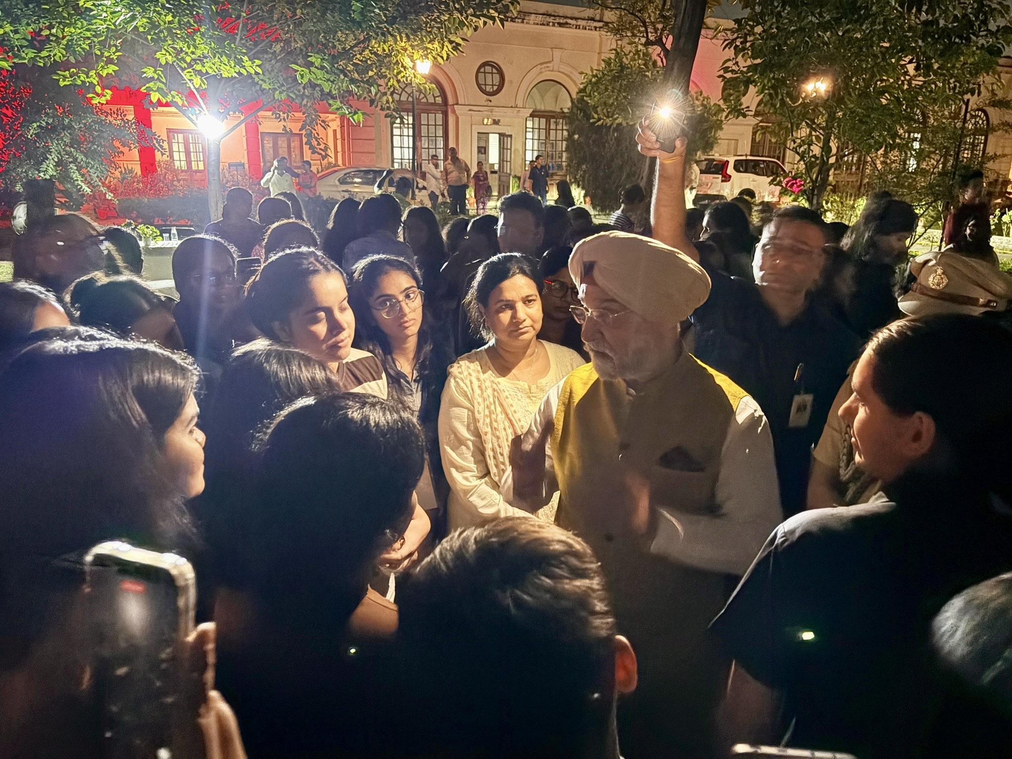 Hon’ble Lt. Governor visited Indraprastha College and interacted with women students.