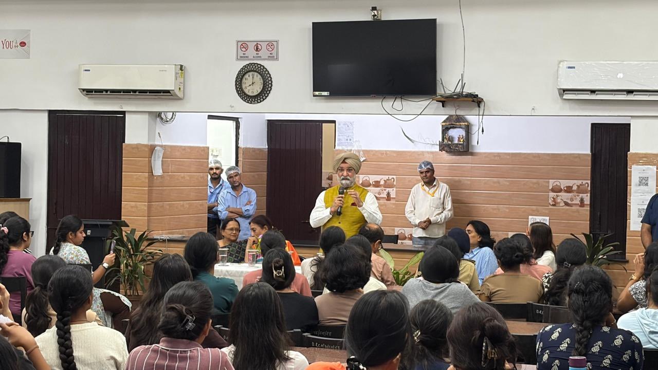 Hon’ble Lt. Governor interacted with the students of Daulat Ram College on campus safety.