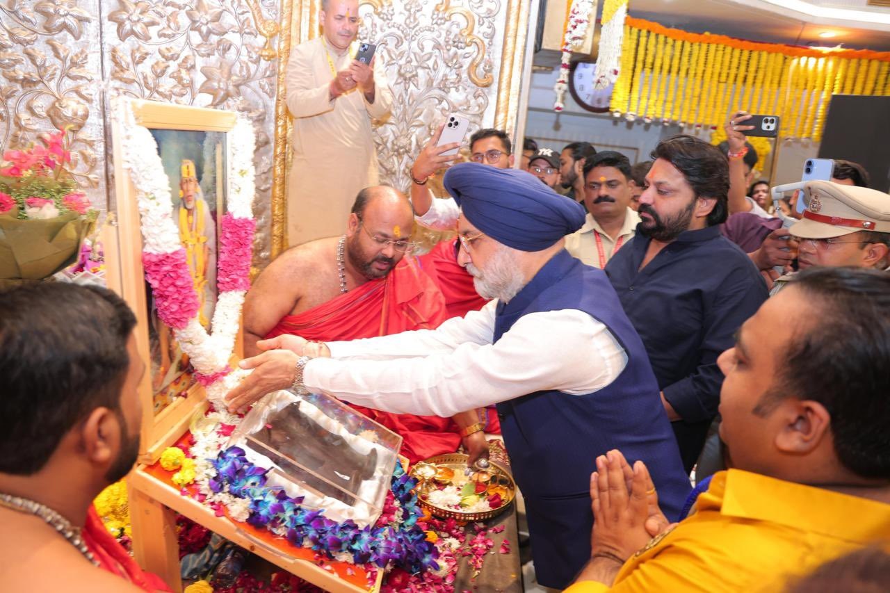 Hon’ble Lt. Governor paid respects at Shri Sai Baba Mandir, Lodhi Road, on the Golden Jubilee of the Murti Sthapana.