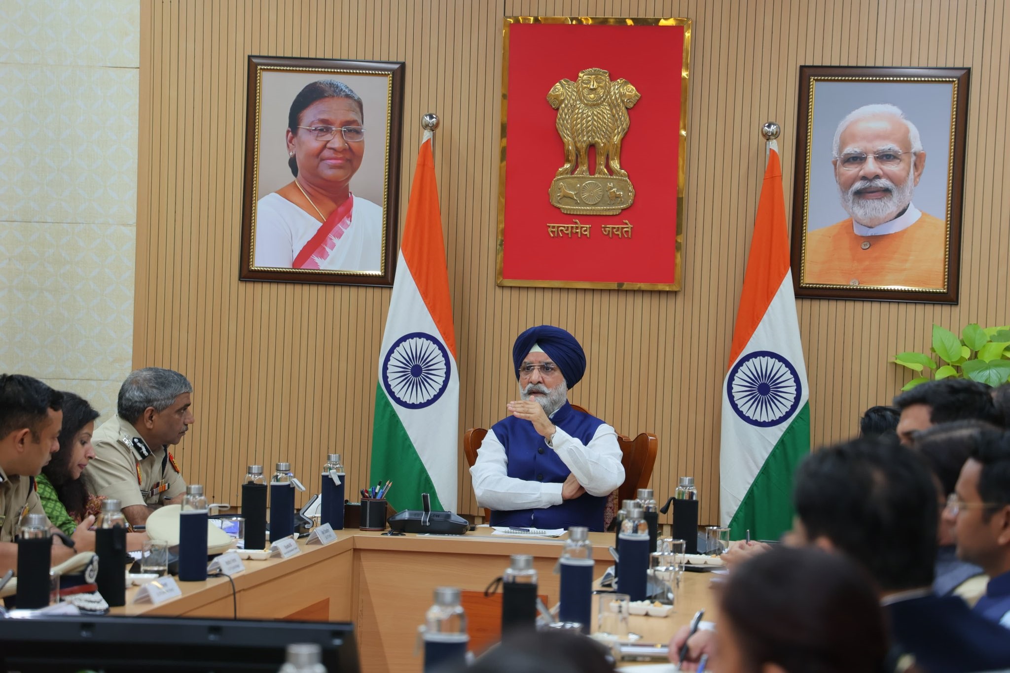 Hon’ble Lt. Governor chaired a meeting with Principals of DU Women’s Colleges, the VC, Delhi Police and civic agencies…