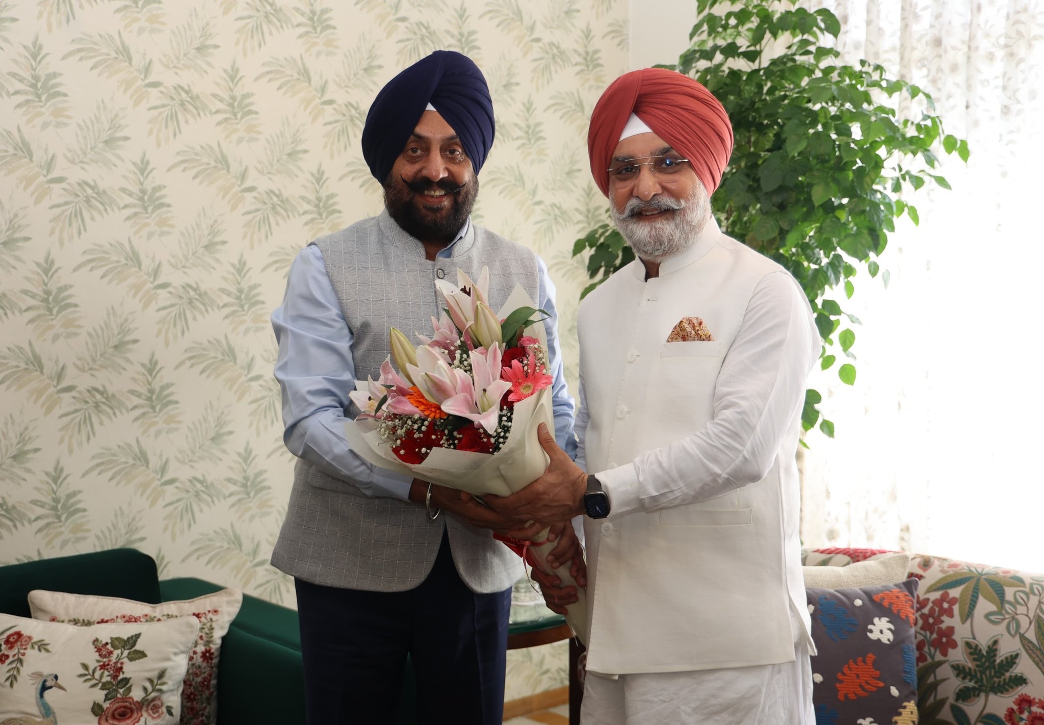 Lt Gen (Retd.) Shri Manjinder Singh, former GOC-in-C, South Western Command, called on Hon’ble Lt. Governor.