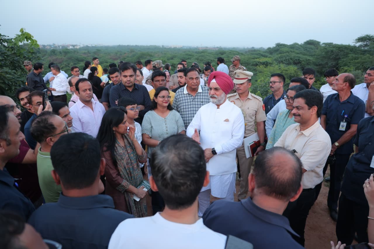 Hon’ble Lt. Governor interacted with Delhiites during the Heritage Walk in Sanjay Van.
