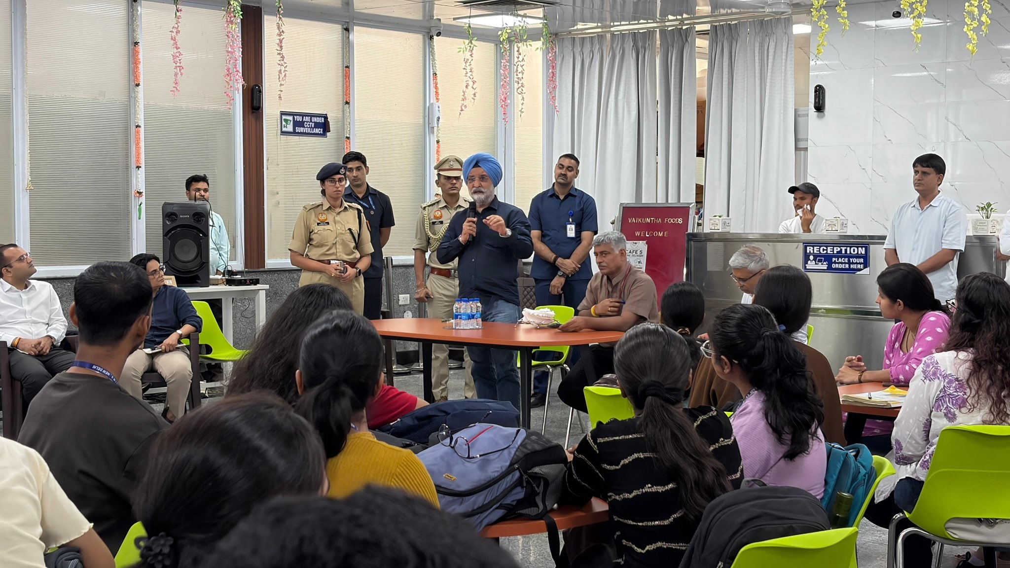 Hon’ble Lt. Governor interacted with medical students and resident doctors at the café at AIIMS, New Delhi.