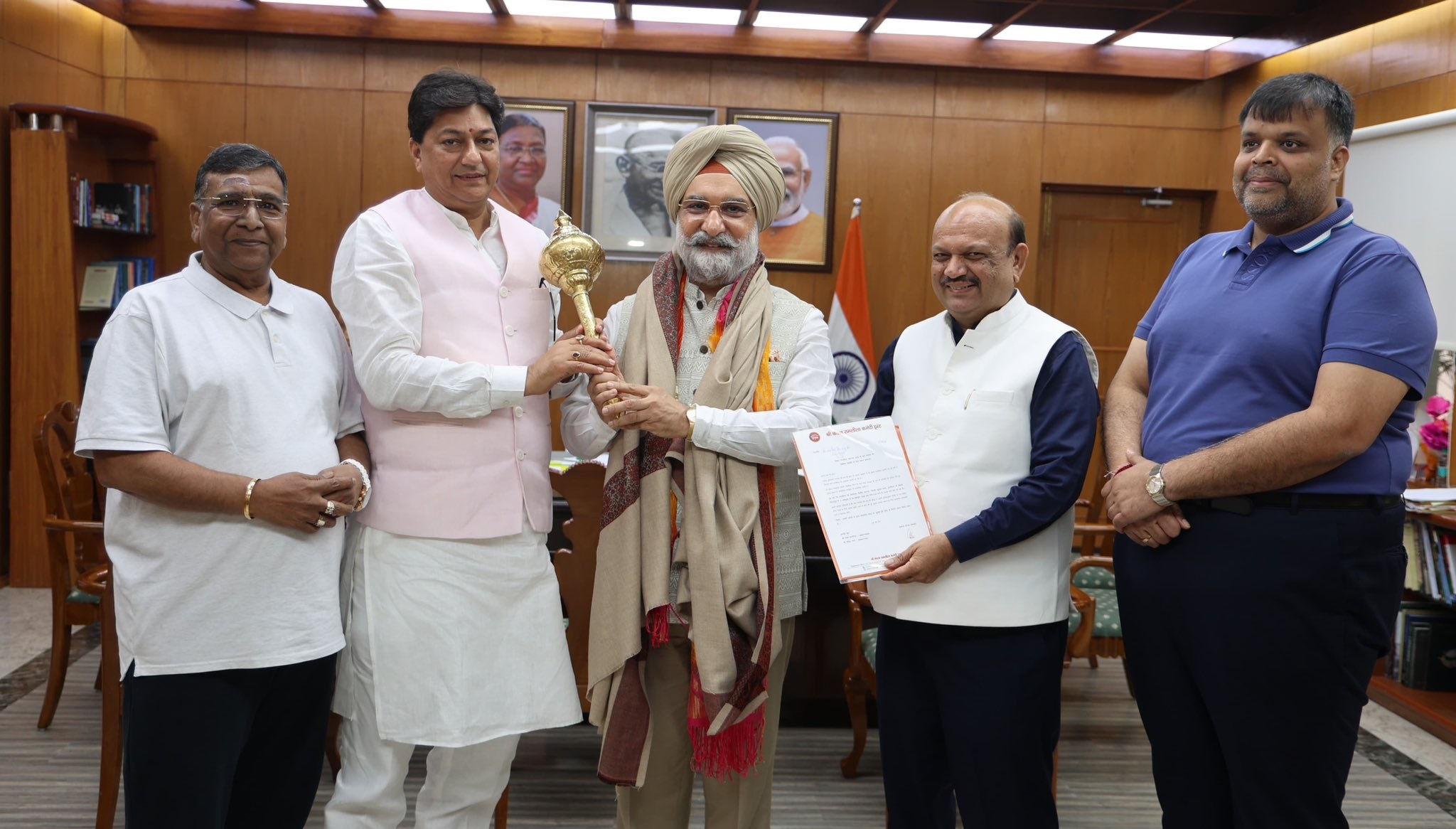 विधायक श्री अशोक गोयल ने श्री केशव रामलीला समिति के एक प्रतिनिधिमंडल के साथ माननीय उपराज्यपाल से मुलाकात की।