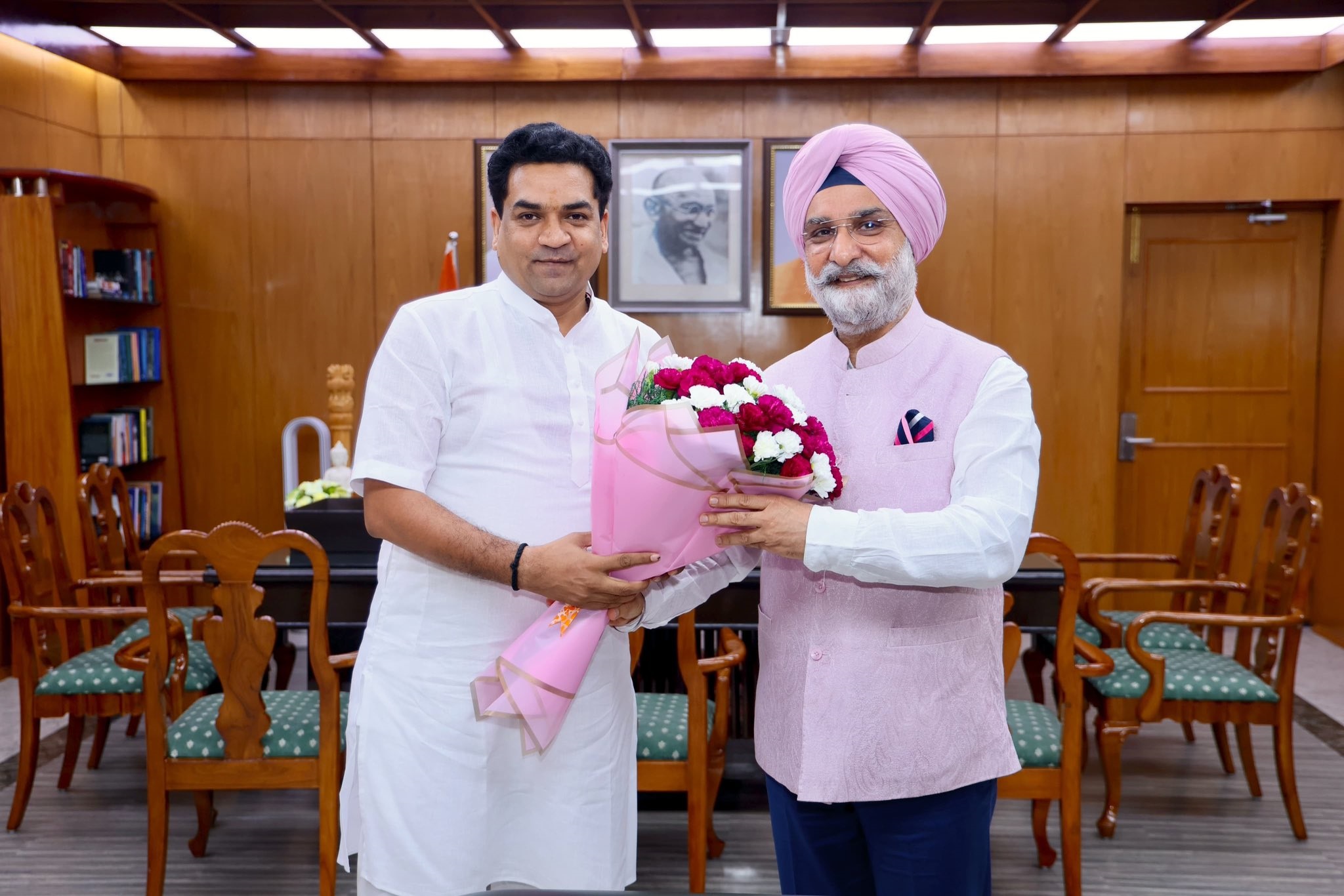 दिल्ली सरकार के माननीय मंत्री  श्री कपिल शर्मा ने माननीय उपराज्यपाल से मुलाकात की।