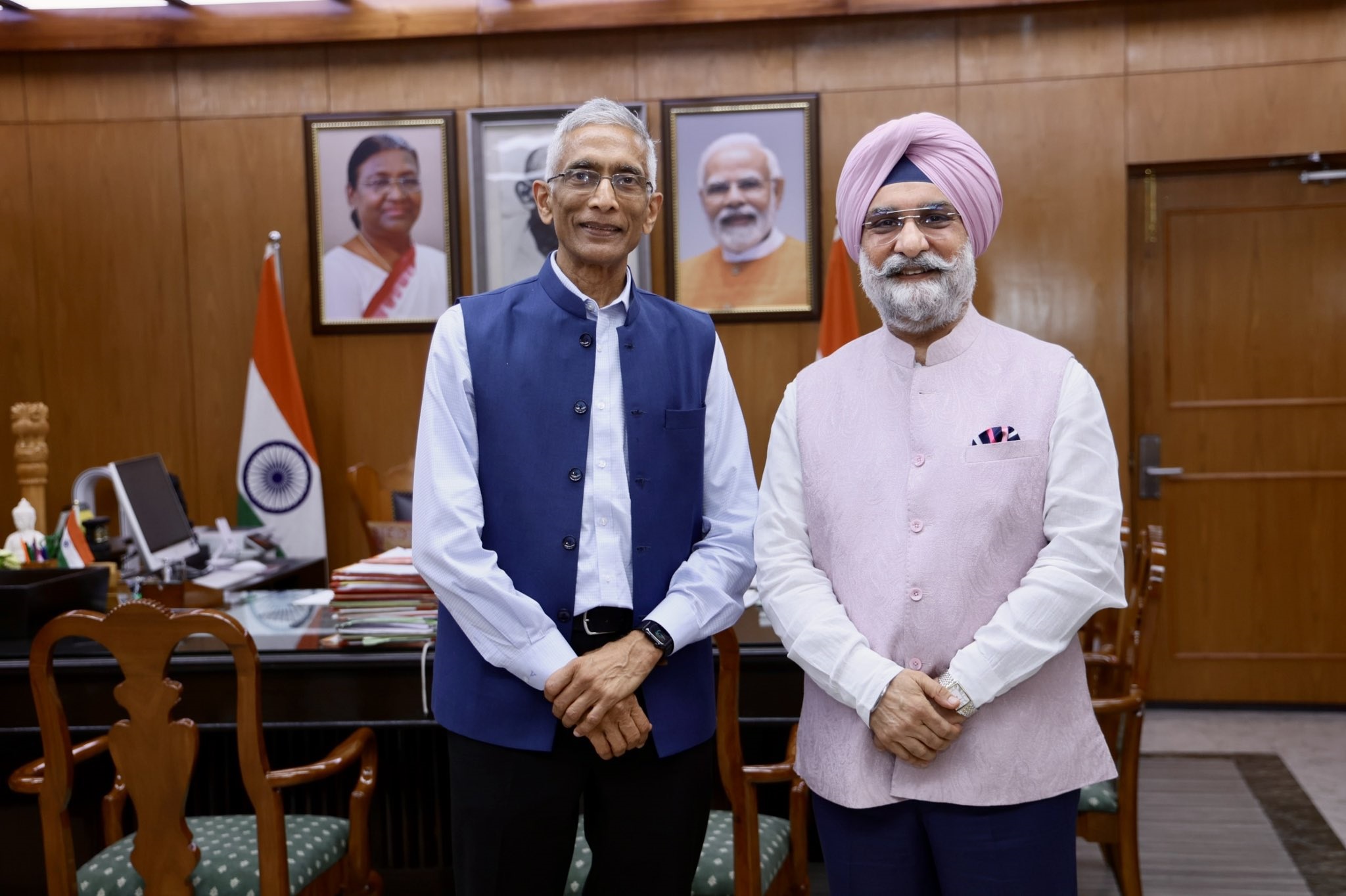 अंतर्राष्ट्रीय स्तर पर सम्मानित सिविल सर्वेंट श्री परम अय्यर, जिन्होंने विश्व बैंक में कार्यकारी निदेशक और नीति आयोग के…