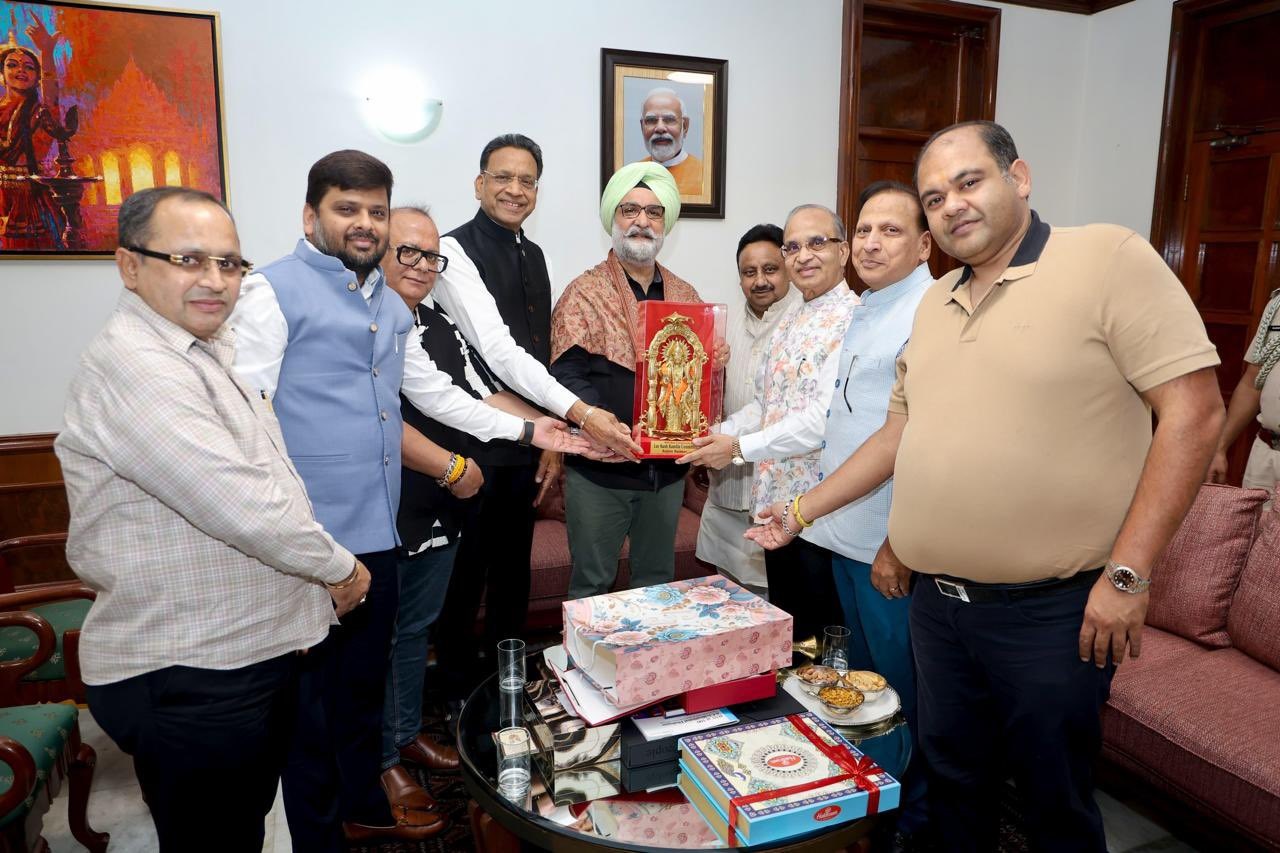 Shri Praveen Khandelwal, MP along with a delegation of the Luv Kush Ramlila Committee, called Hon’ble Lt. Governor.