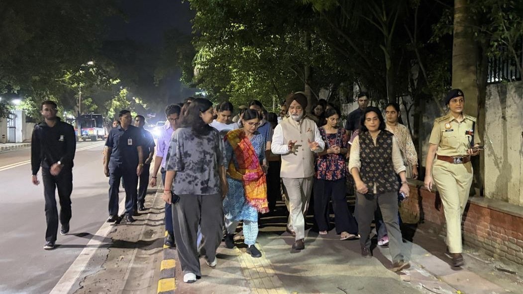 Hon’ble Lt. Governor walked the Vishwavidyalaya Metro Station–Miranda House stretch.