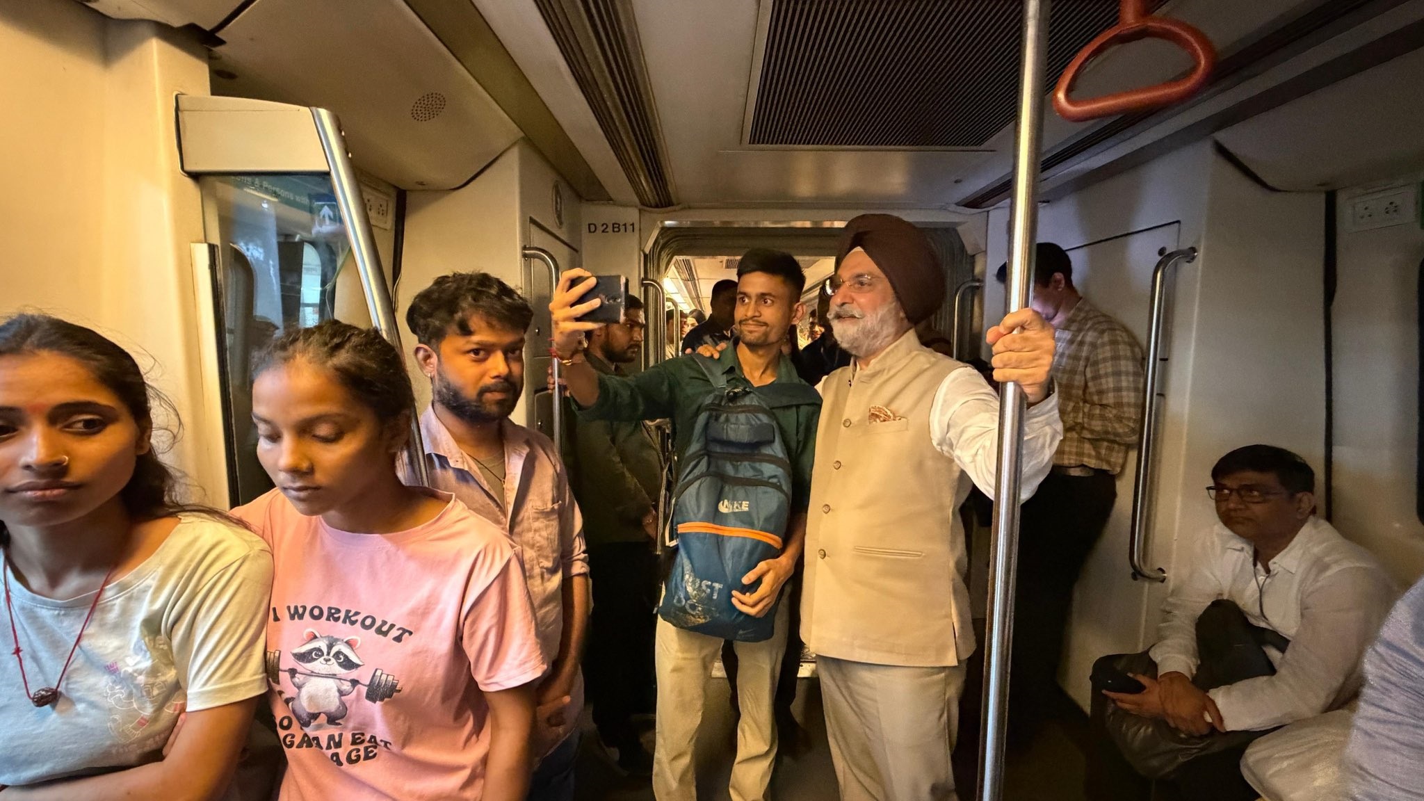 Hon’ble Lt. Governor took the Delhi Metro ride to Vishwavidyalaya.