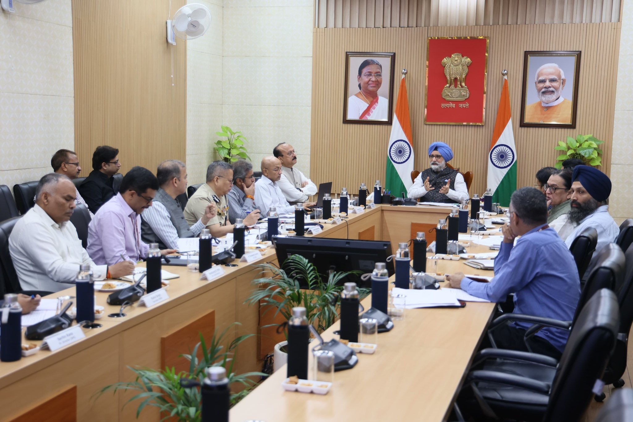 Hon’ble Lt. Governor reviewed the operational preparedness of the Delhi Fire Service alongside  Hon’ble Home Minister,…