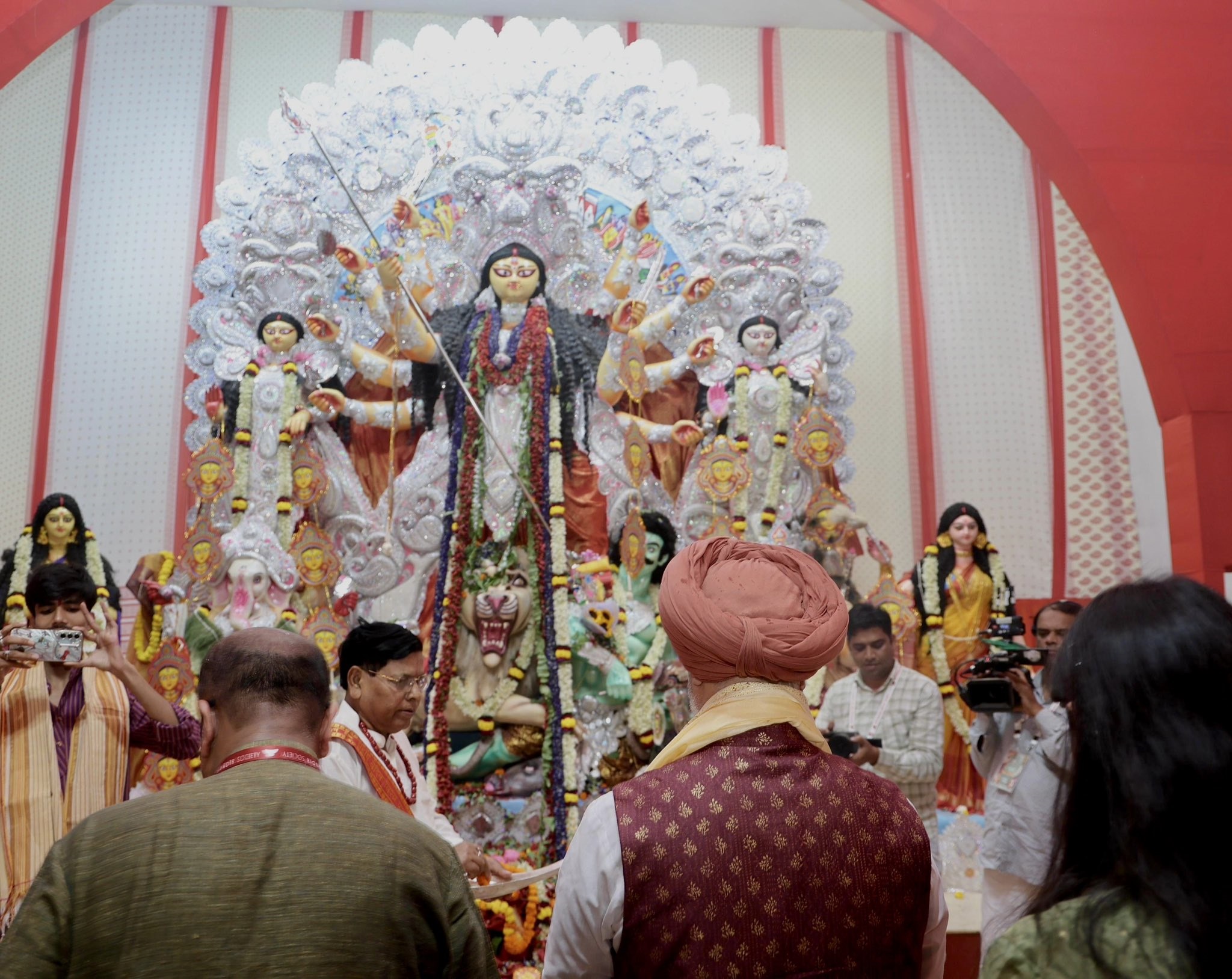 Hon’ble Lt. Governor offered prayers at the iconic Kali Bari Mandir and the Cooperative Society Puja Pandal.