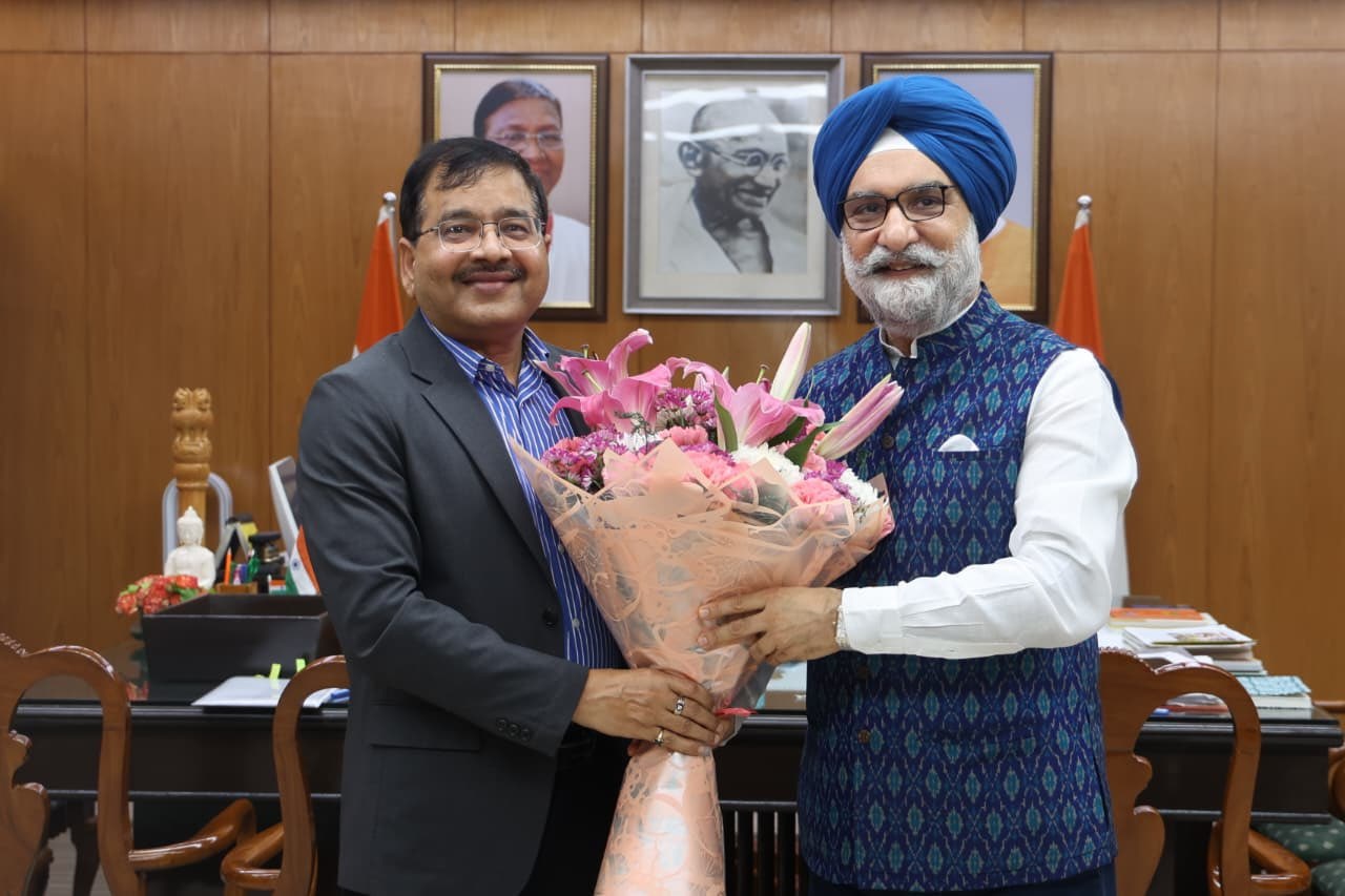 Dr. Ram Singh, Principal, Delhi Public School, Mathura Road, called on Hon’ble Lt. Governor.