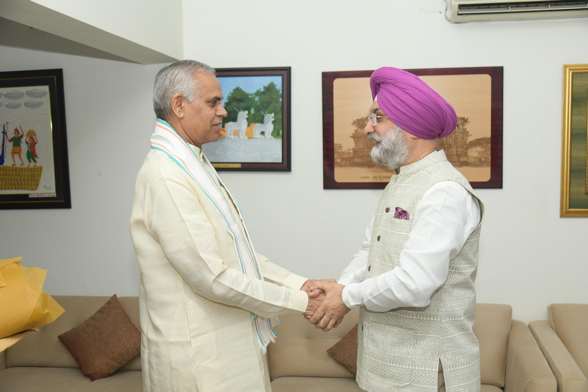 Hon’ble Lt. Governor met Hon'ble Governor of Gujarat, Shri Acharya Devvrat Ji, at Lok Bhavan, Gandhinagar.