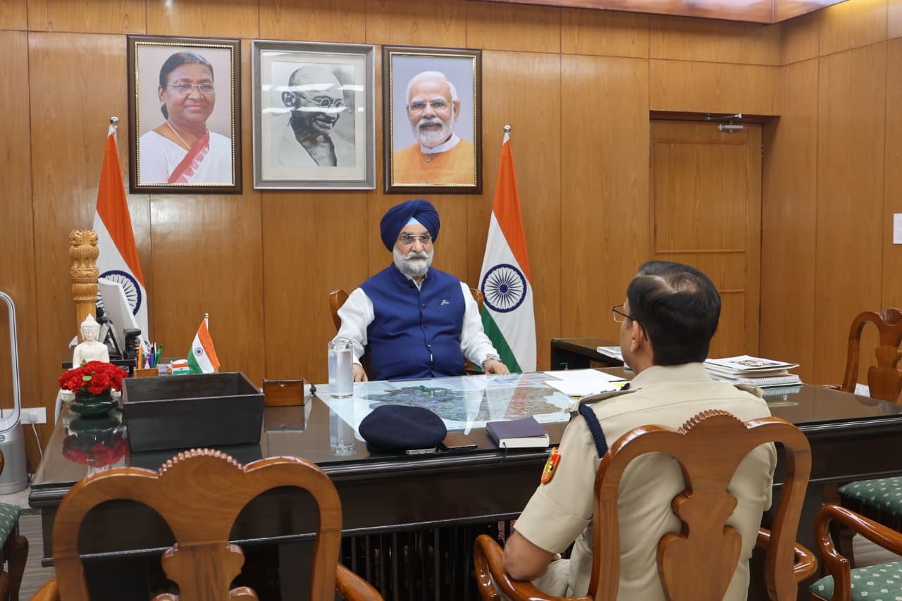 Shri Anurag Kumar, Commissioner of Police, Delhi called on Hon’ble Lt. Governor.