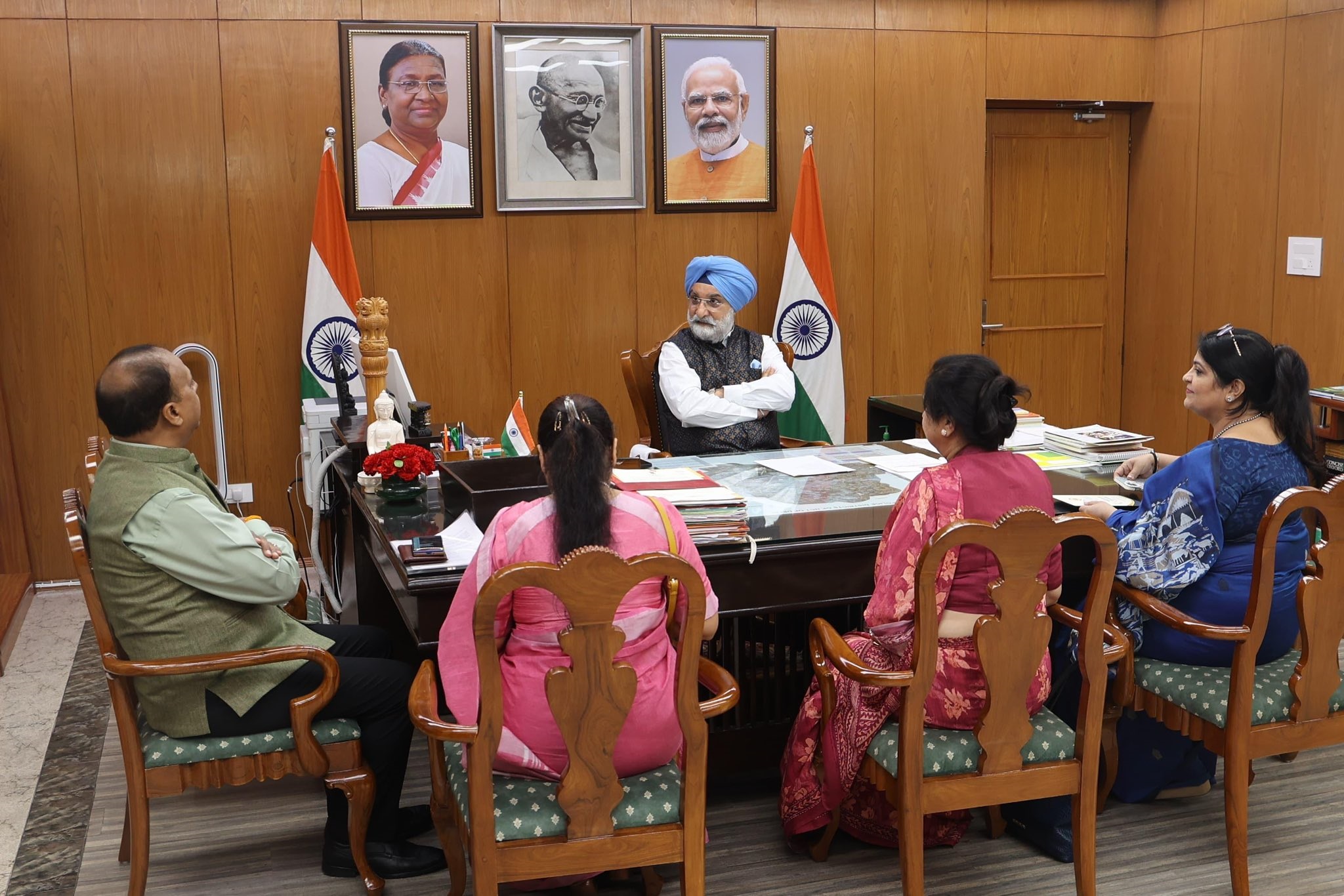 Shri Devesh Srivastava, Special Commissioner of Police, Delhi Police, along with Smt. Ruby Malhotra, Principal,…