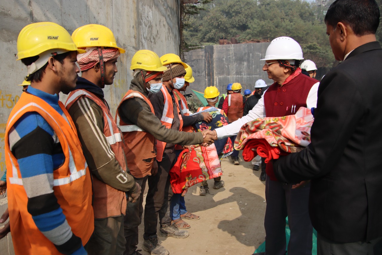 Hon’ble Lt. Governor visited various areas of Delhi and met laborers engaged in construction works, congratulated them…