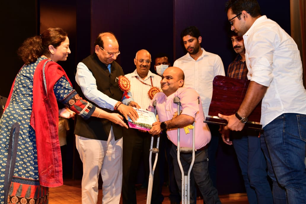 Hon'ble Lt. Governor felicitated 75 meritorious teachers of MCD schools with "Nigam Shikshak Samman".