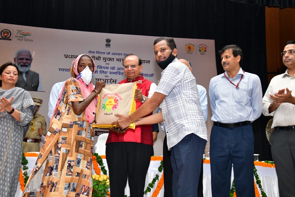 Hon'ble Lt. Governor on the occasion of #SewaDiwas, distributed Nutrition Kits to TB patients at MCD's Hindu…