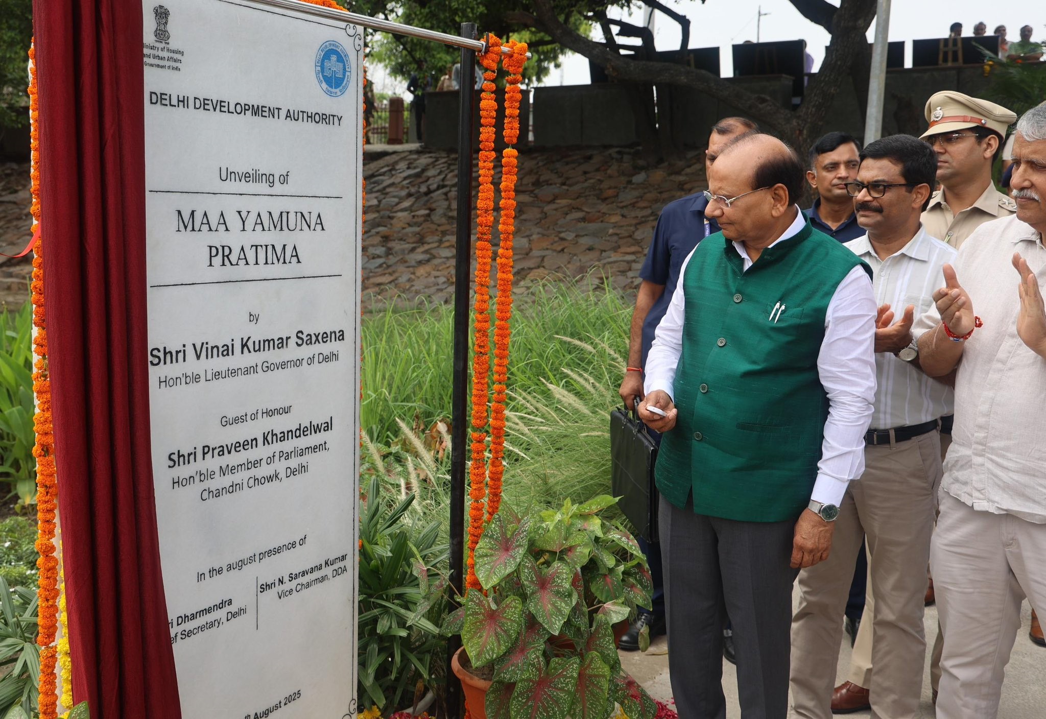 Hon’ble Lt. Governor unveiled the majestic “माँ यमुना प्रतिमा”, installed by DDA on the banks of the Yamuna near ISBT…