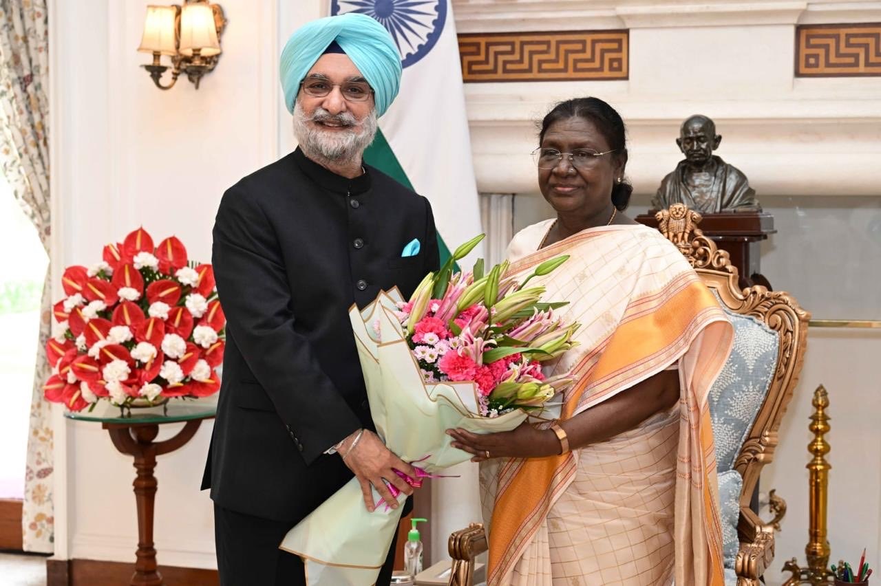 Hon’ble Lt. Governor called on Hon’ble President of India Smt. Droupadi Murmu at Rashtrapati Bhavan.